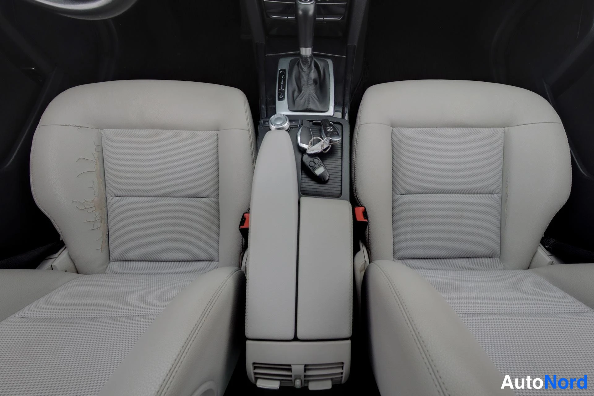 Harmaa Mercedes-Benz E 2010, etuistuimet, kuva 11