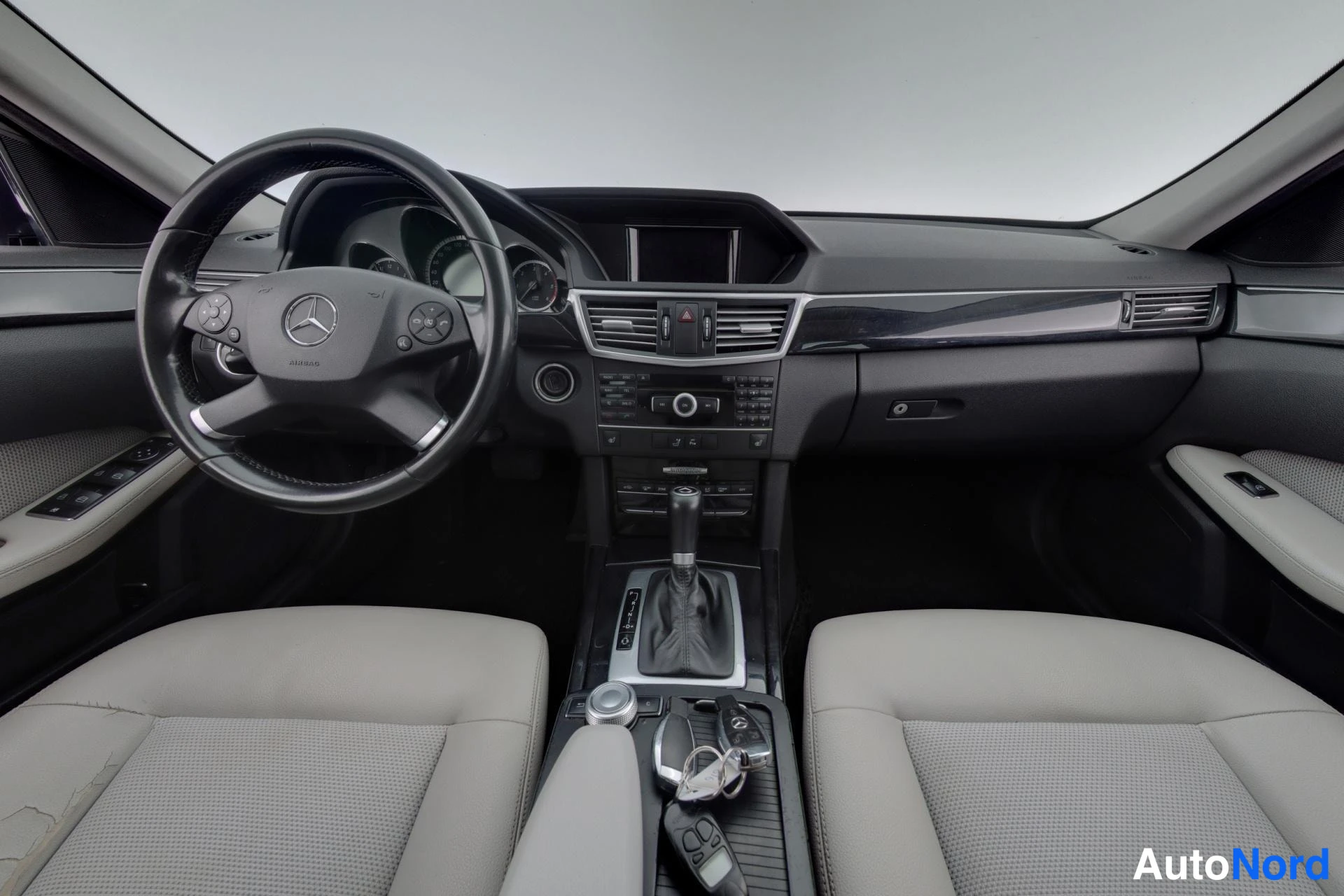 Harmaa Mercedes-Benz E 2010, ohjaamo, kuva 7
