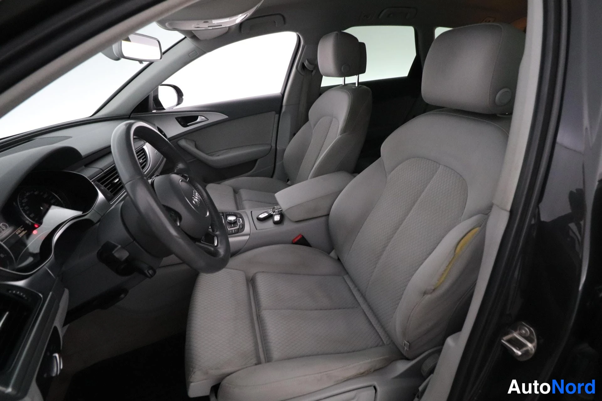 Harmaa Audi A6 2012, etuistuimet, kuva 10