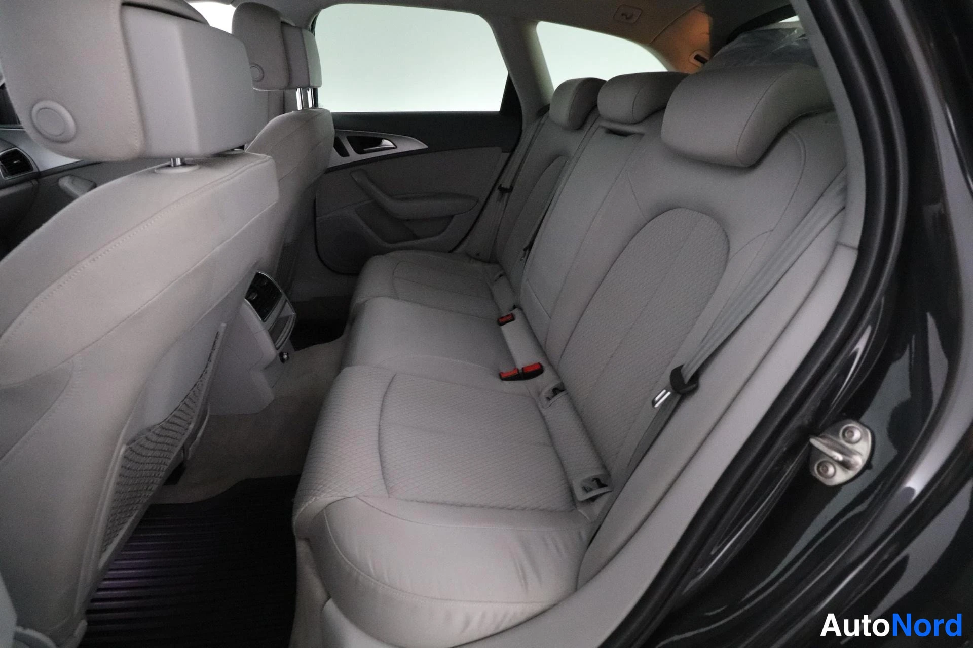 Harmaa Audi A6 2012, takaistuimet, kuva 12
