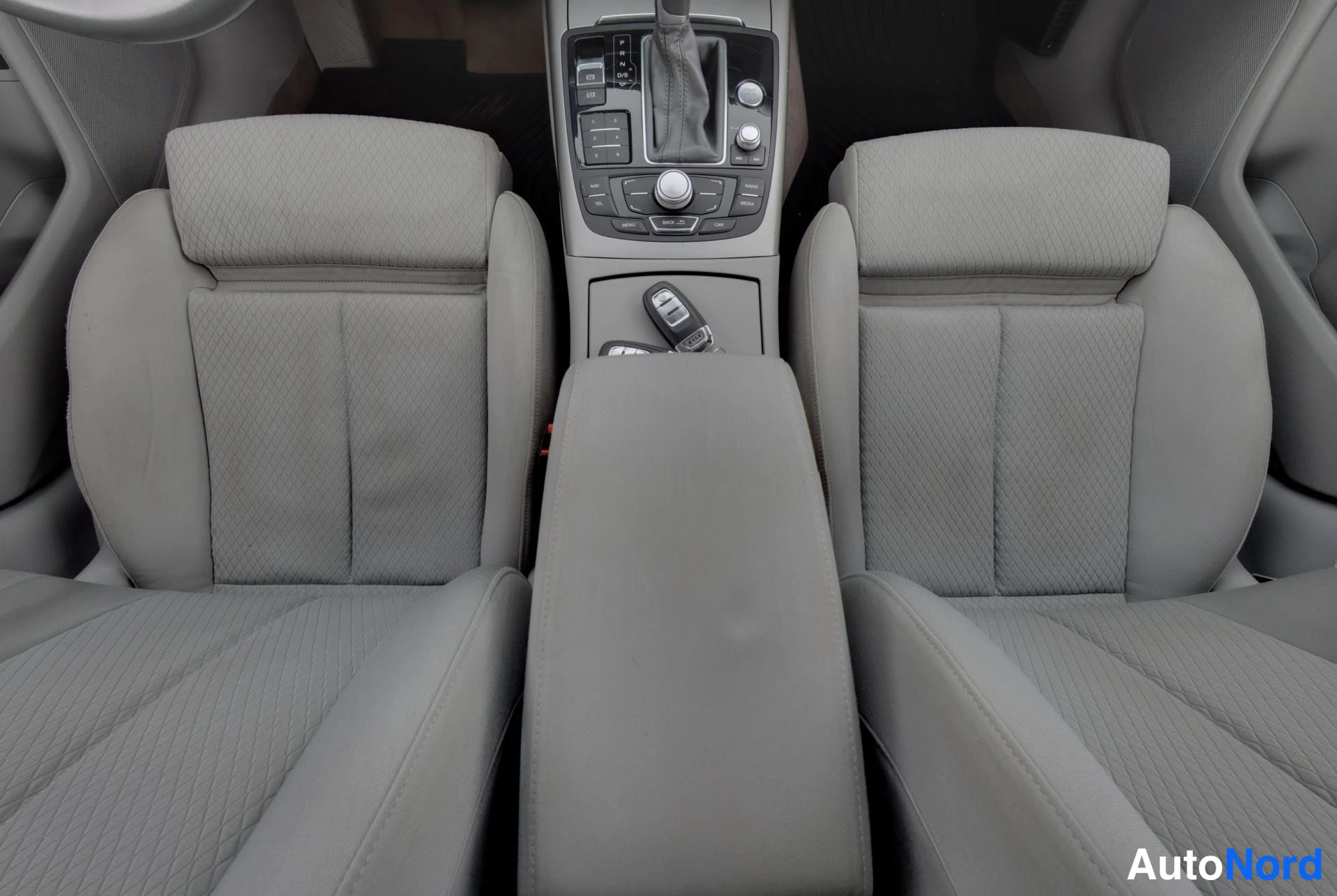 Harmaa Audi A6 2012, etuistuimet, kuva 11