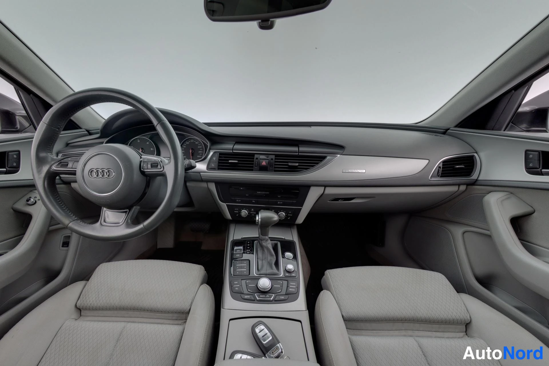 Harmaa Audi A6 2012, ohjaamo, kuva 7