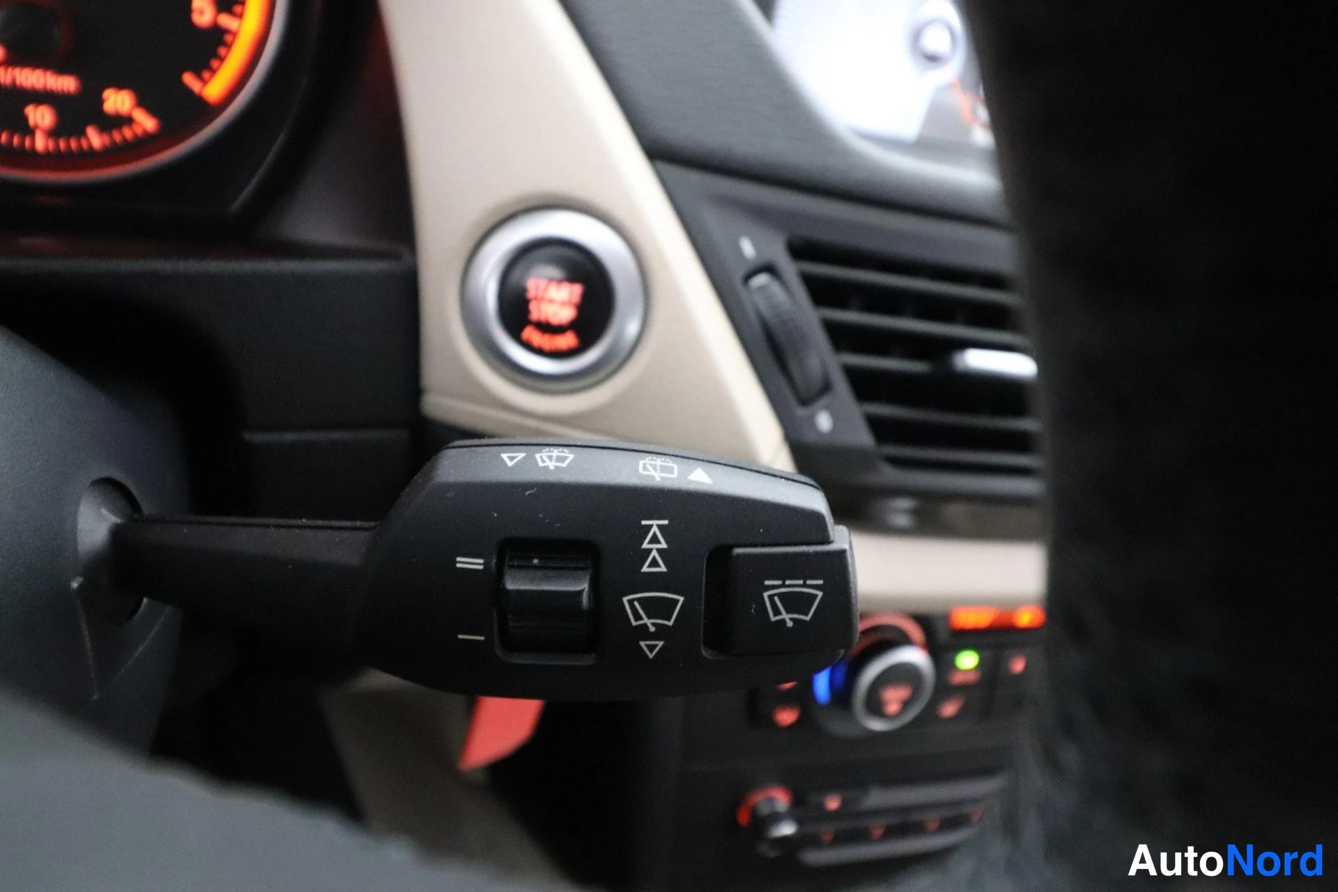 Ruskea BMW X1 2009, yksityiskohta, kuva 28