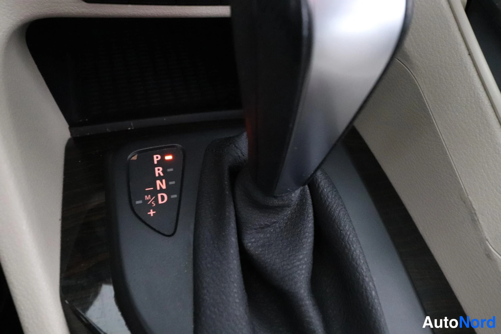Ruskea BMW X1 2009, yksityiskohta, kuva 23