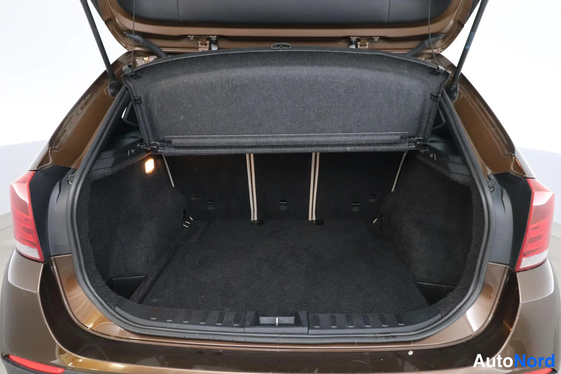 Ruskea BMW X1 2009, tavaratila, kuva 12