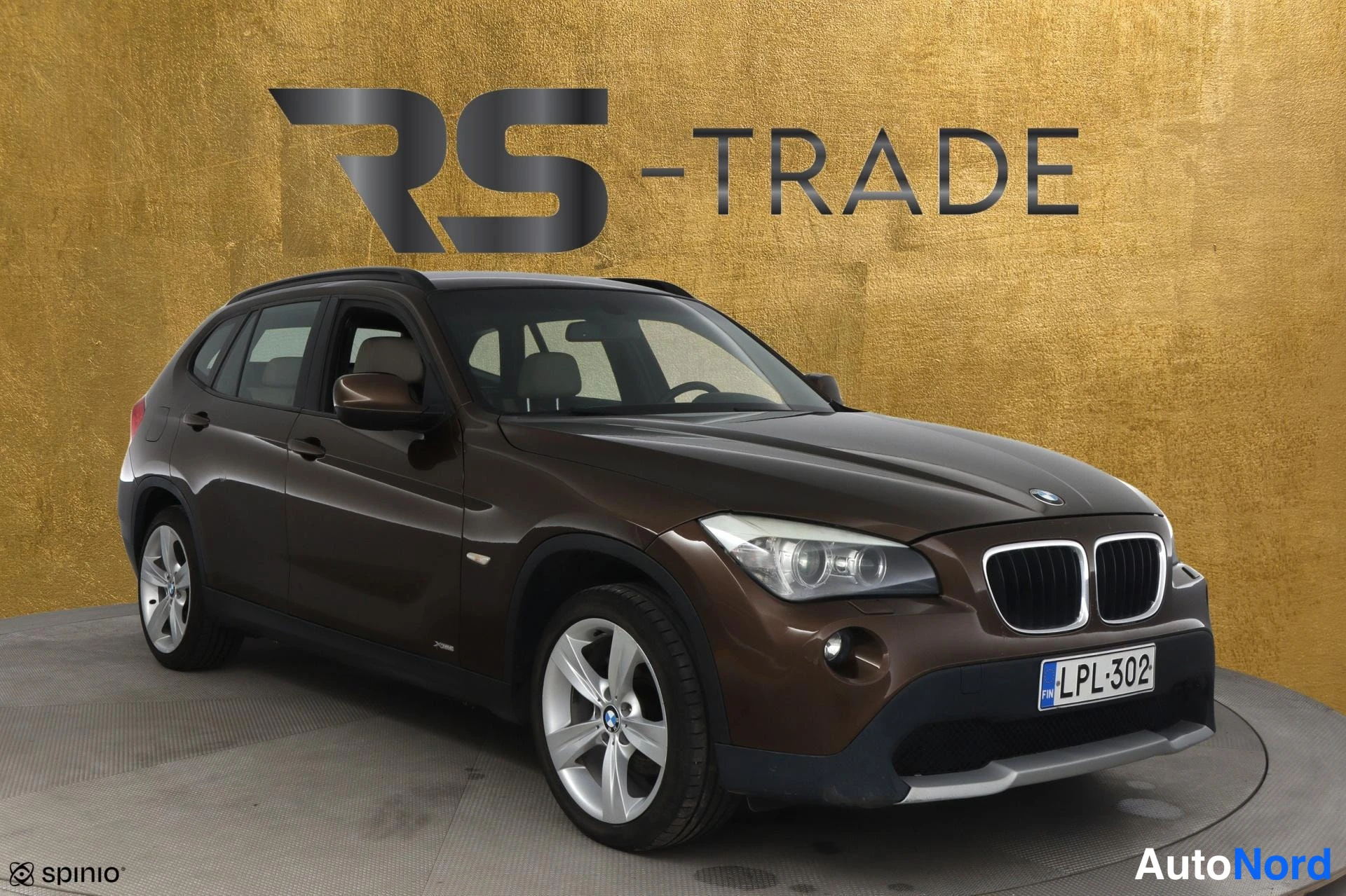 Ruskea BMW X1 2009, etuviisto, keula oikealle, kuva 3