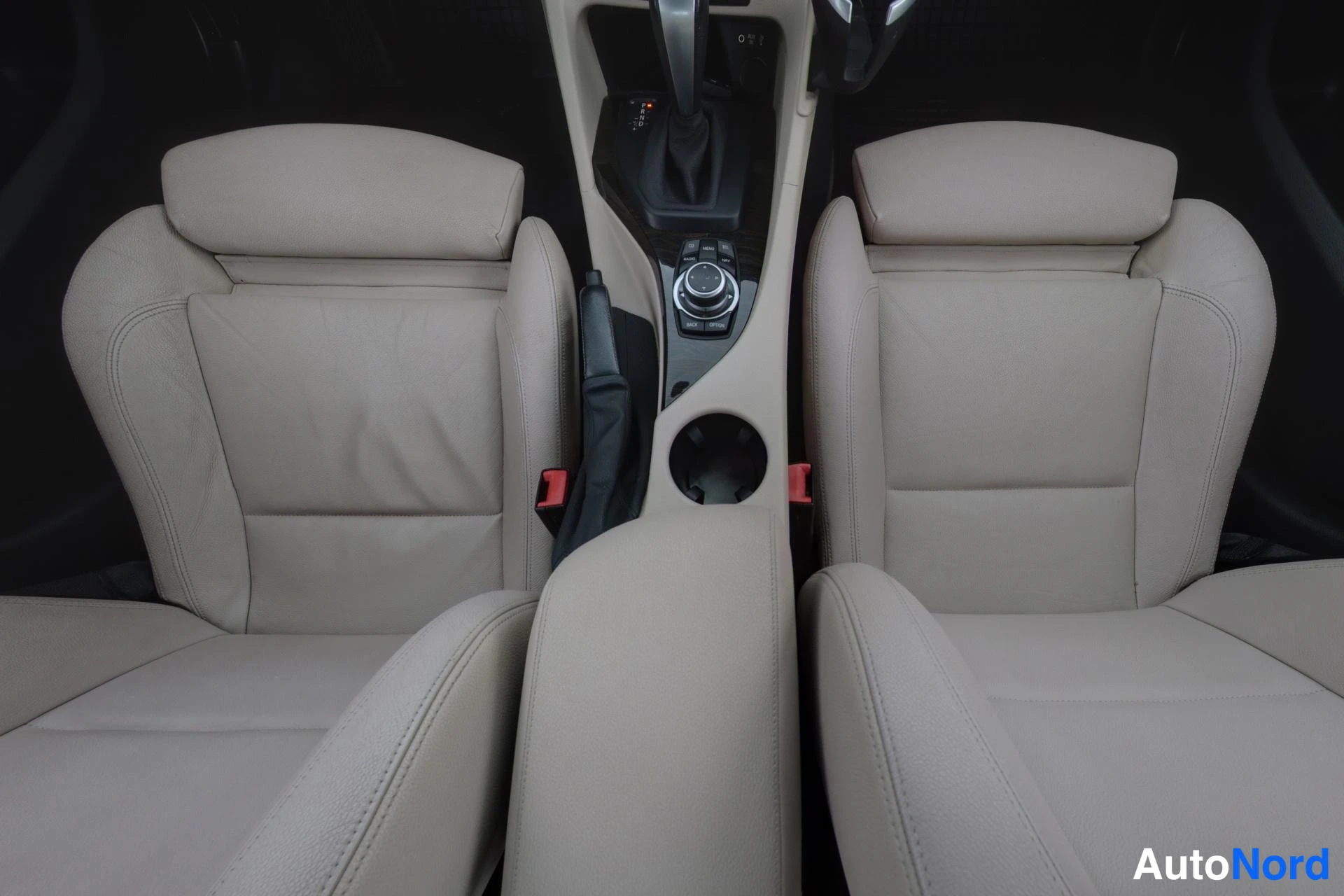 Ruskea BMW X1 2009, etuistuimet, kuva 10