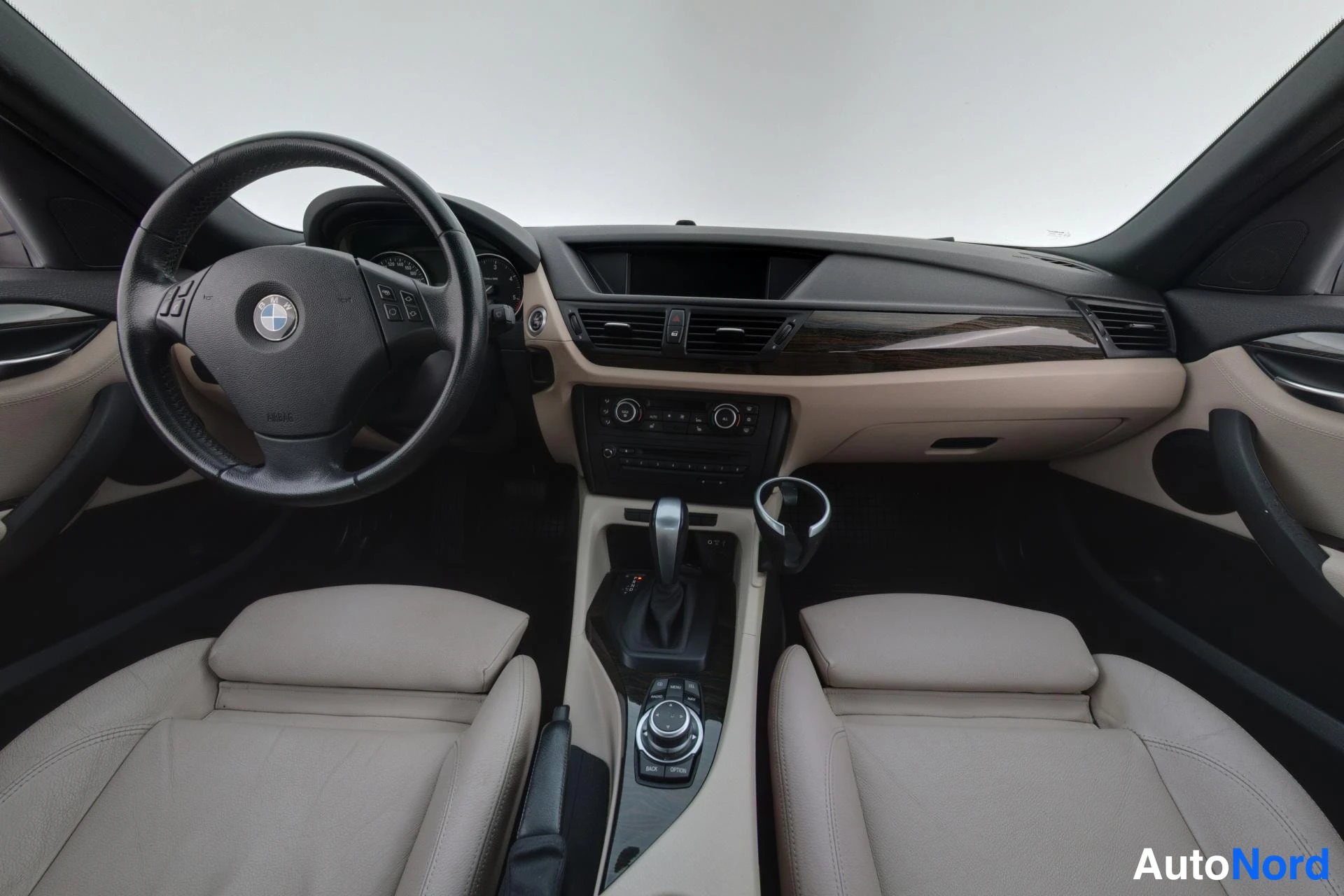Ruskea BMW X1 2009, ohjaamo, kuva 7
