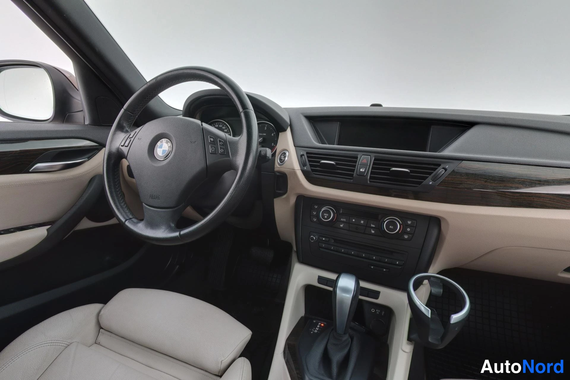 Ruskea BMW X1 2009, ohjaamo, kuva 8