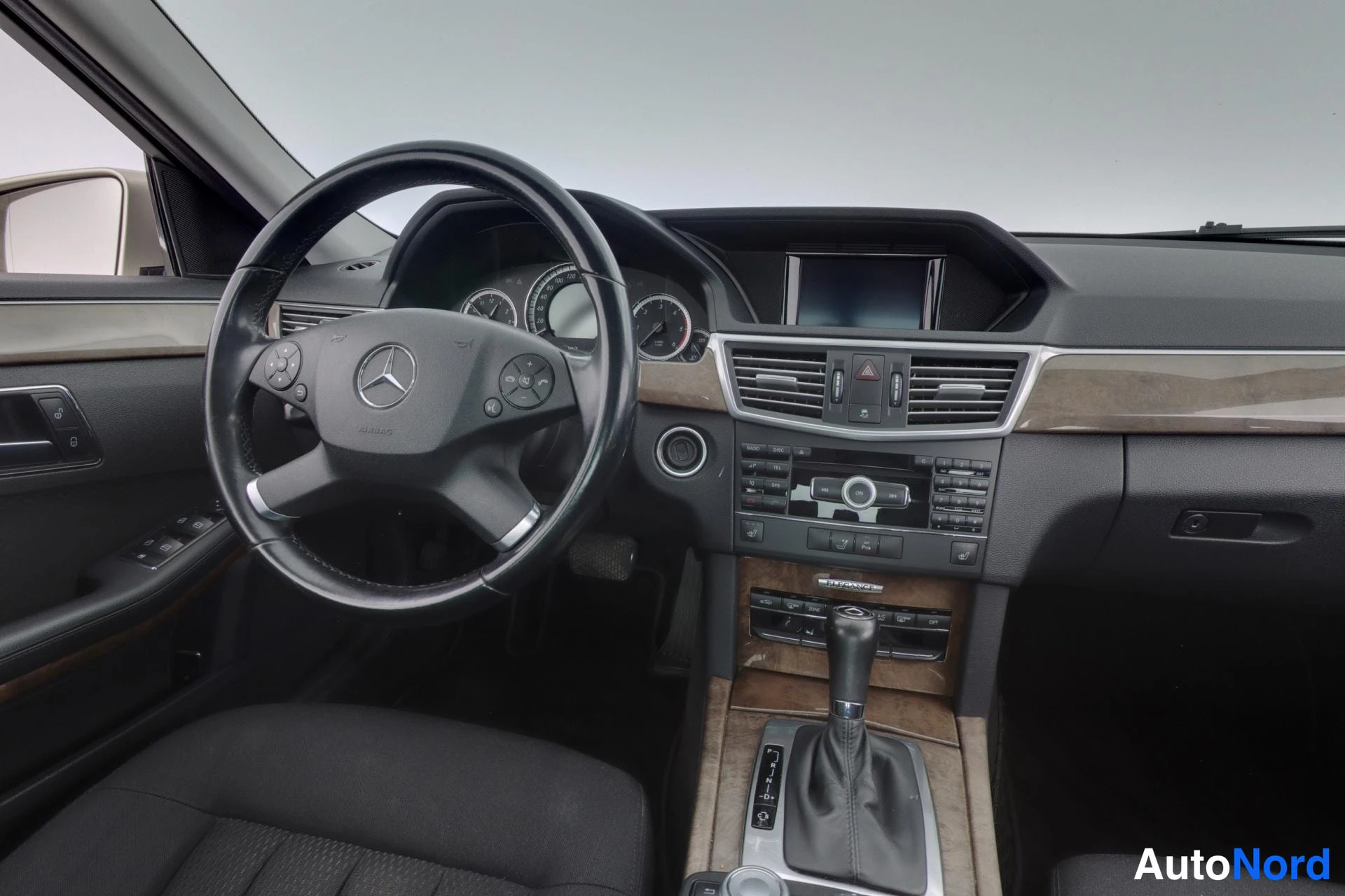 Beige Mercedes-Benz E 2010, ohjaamo, kuva 9