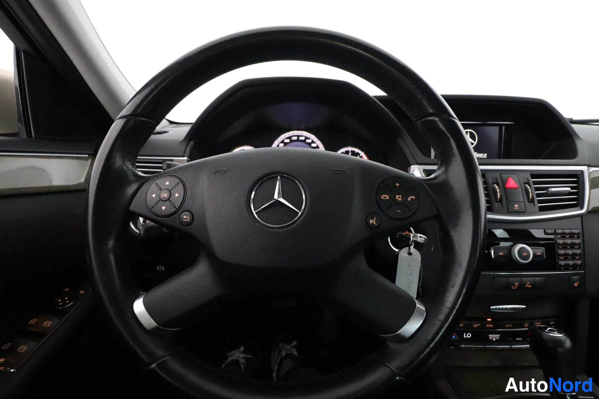 Beige Mercedes-Benz E 2010, ohjaamo, kuva 10