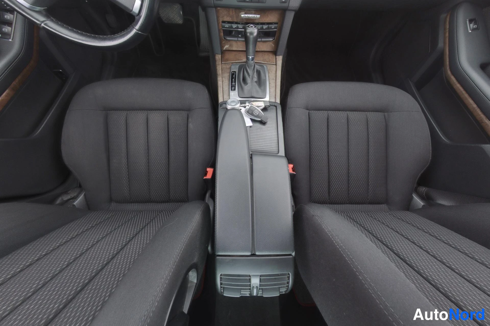 Beige Mercedes-Benz E 2010, etuistuimet, kuva 15