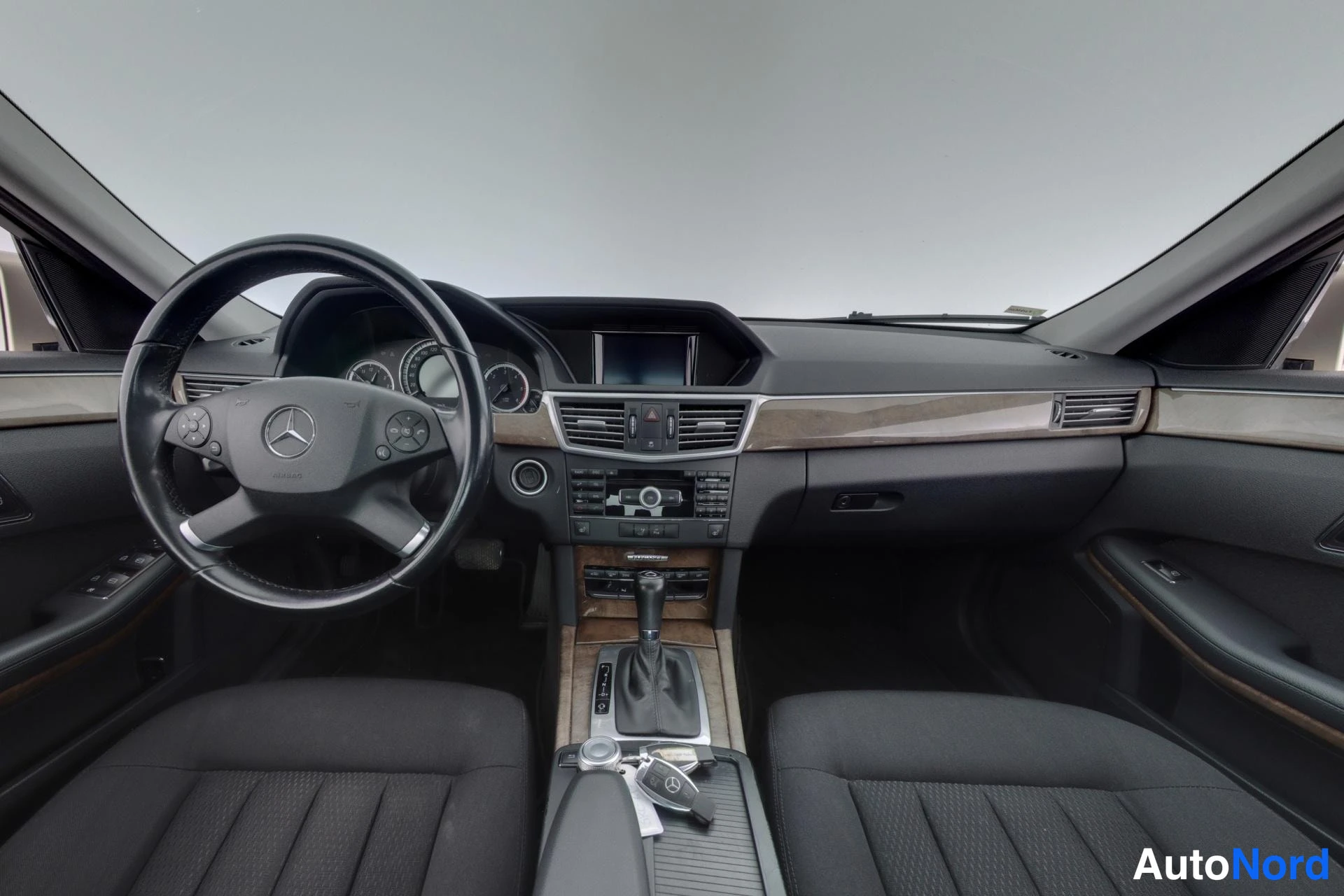 Beige Mercedes-Benz E 2010, ohjaamo, kuva 8