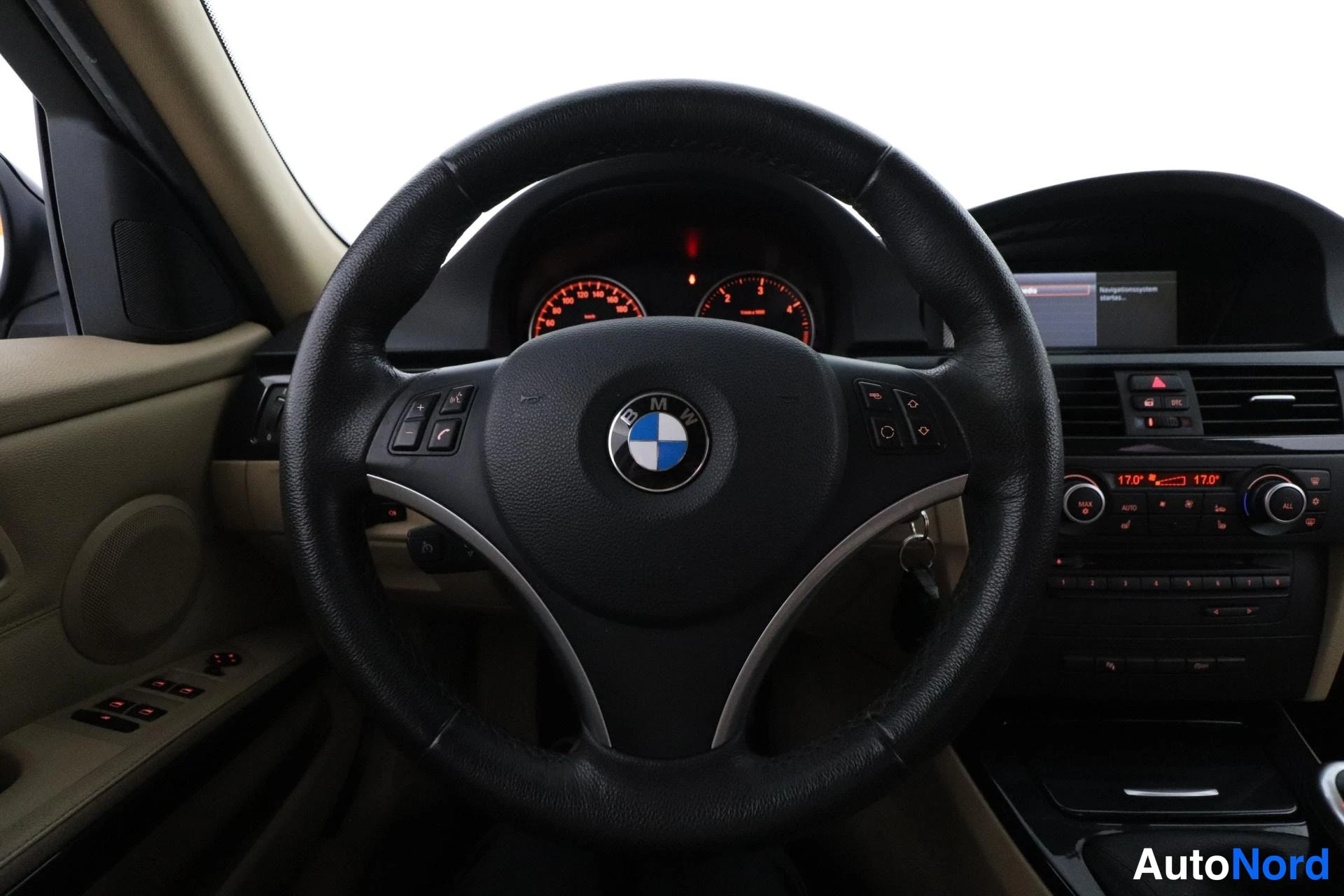 Sininen BMW 320d 2009, yksityiskohta, kuva 13