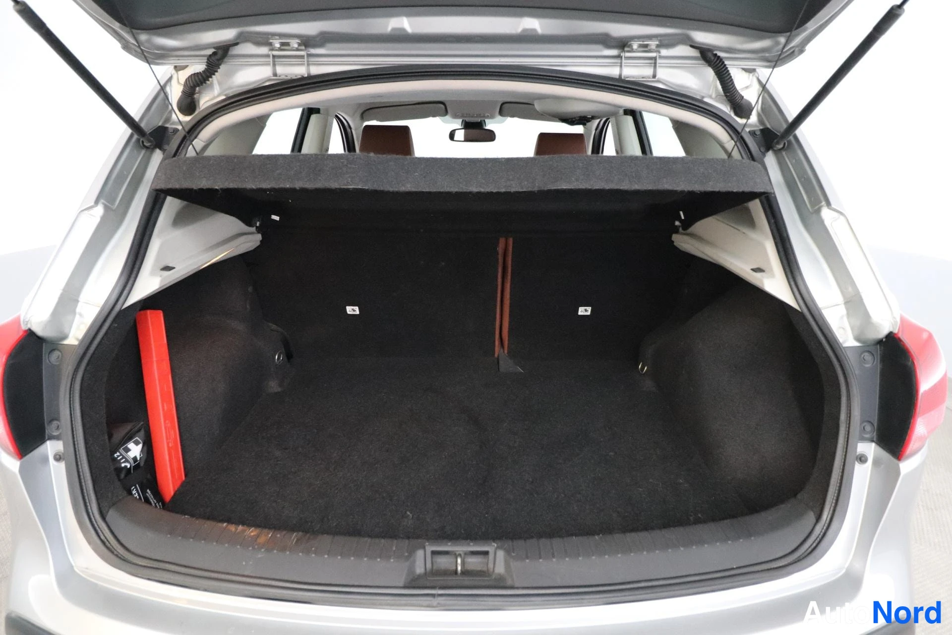 Harmaa Nissan Qashqai 2007, tavaratila, kuva 13
