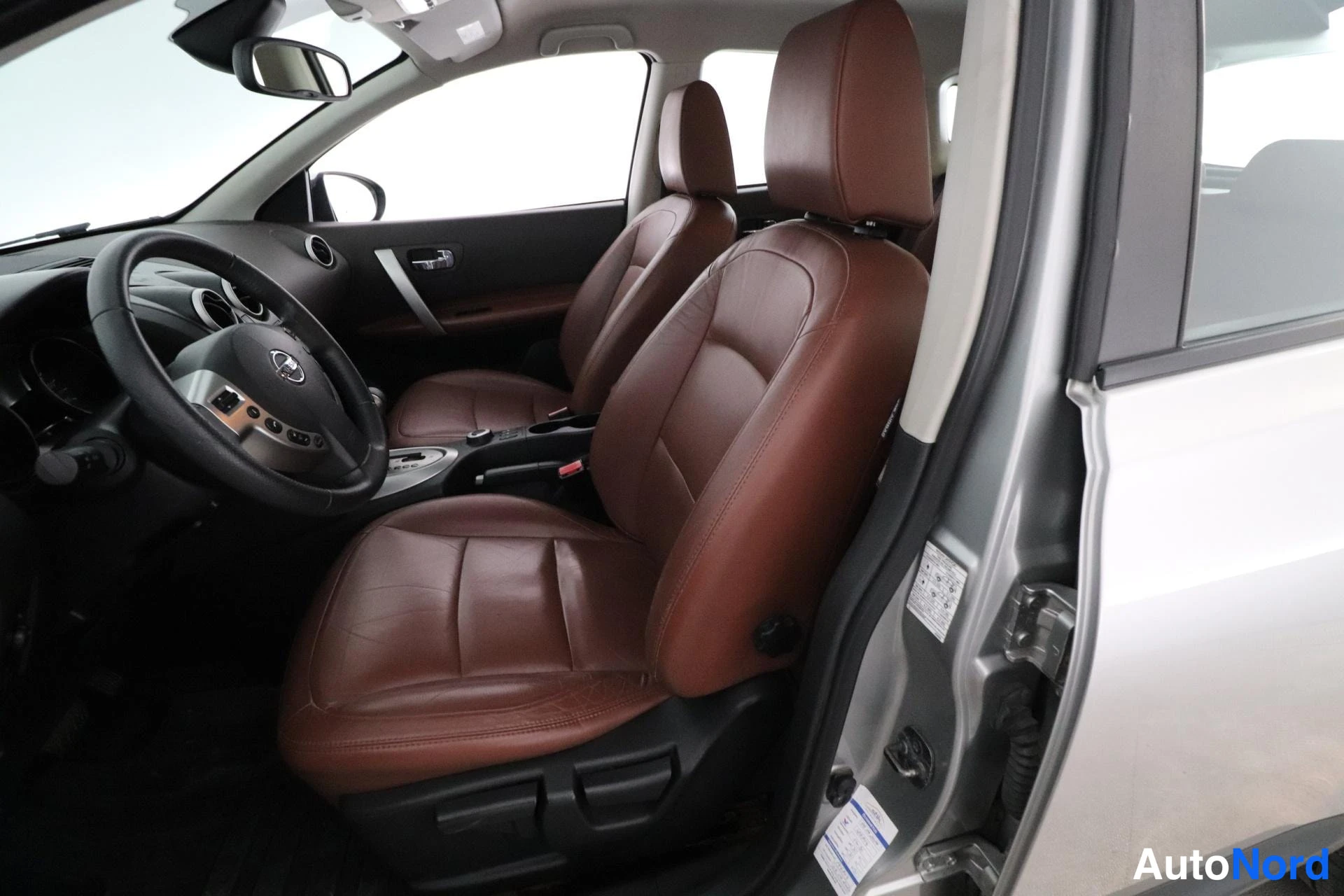 Harmaa Nissan Qashqai 2007, etuistuimet, kuva 11