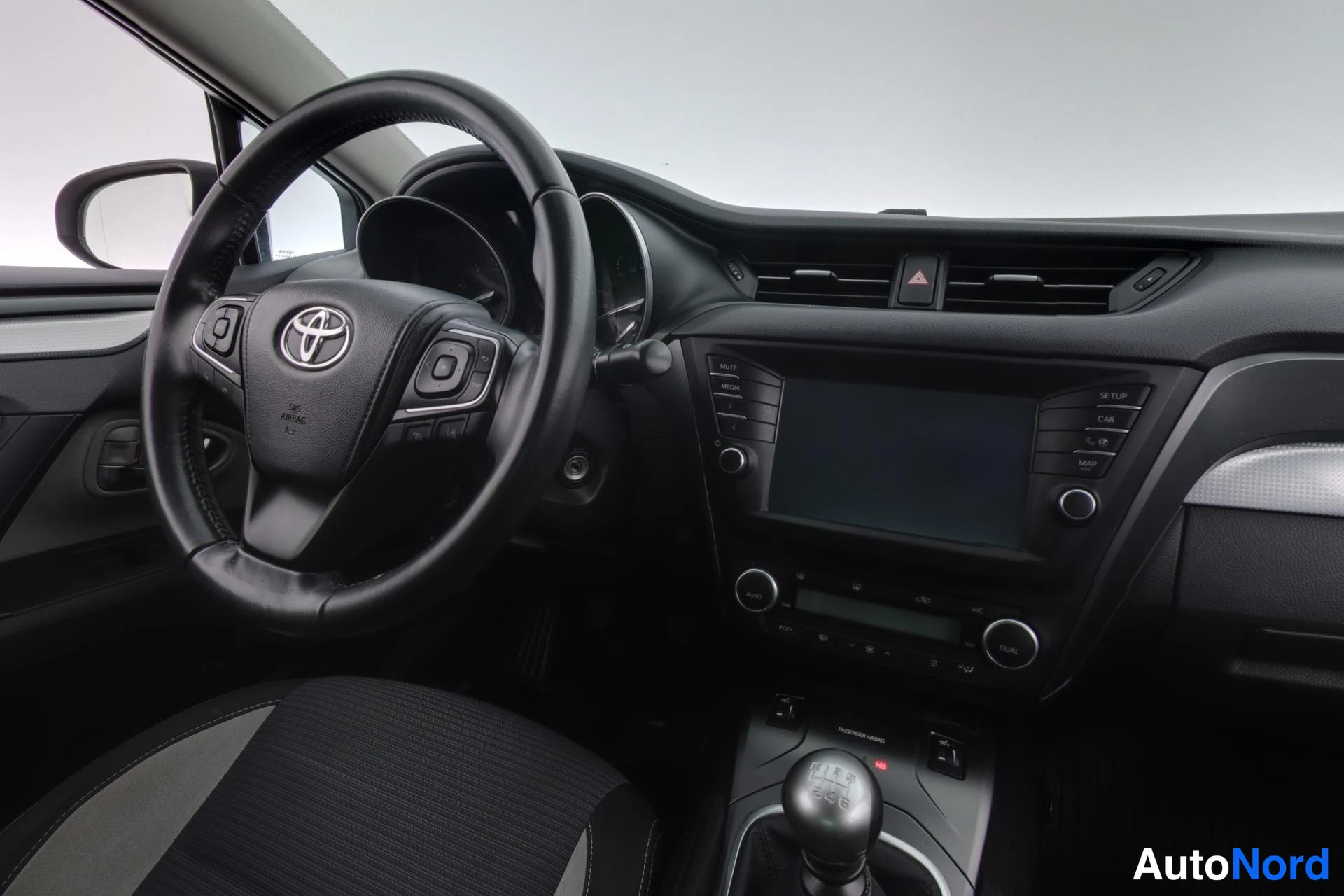 Beige Toyota Avensis 2015, ohjaamo, kuva 8