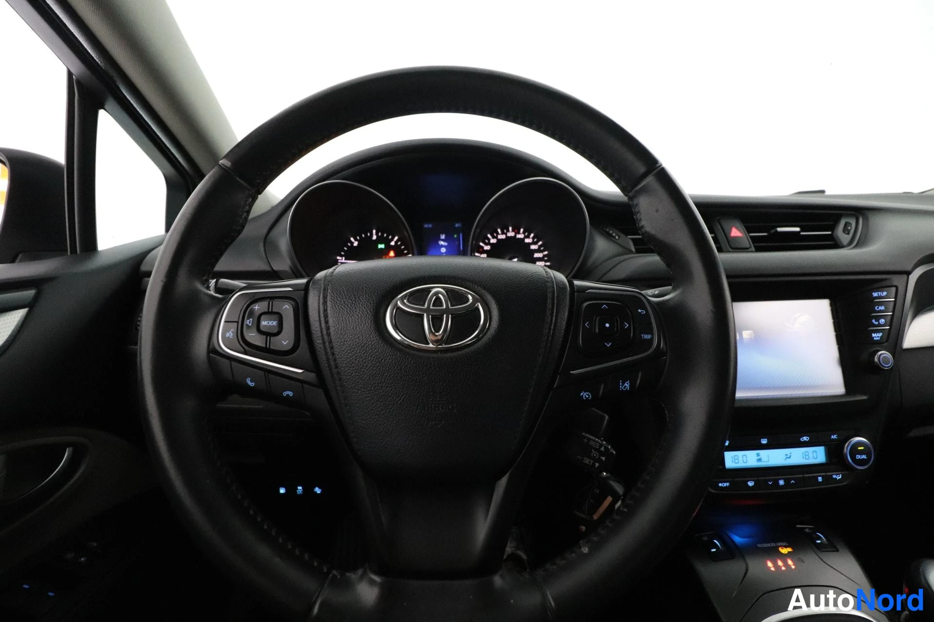 Beige Toyota Avensis 2015, ohjaamo, kuva 9