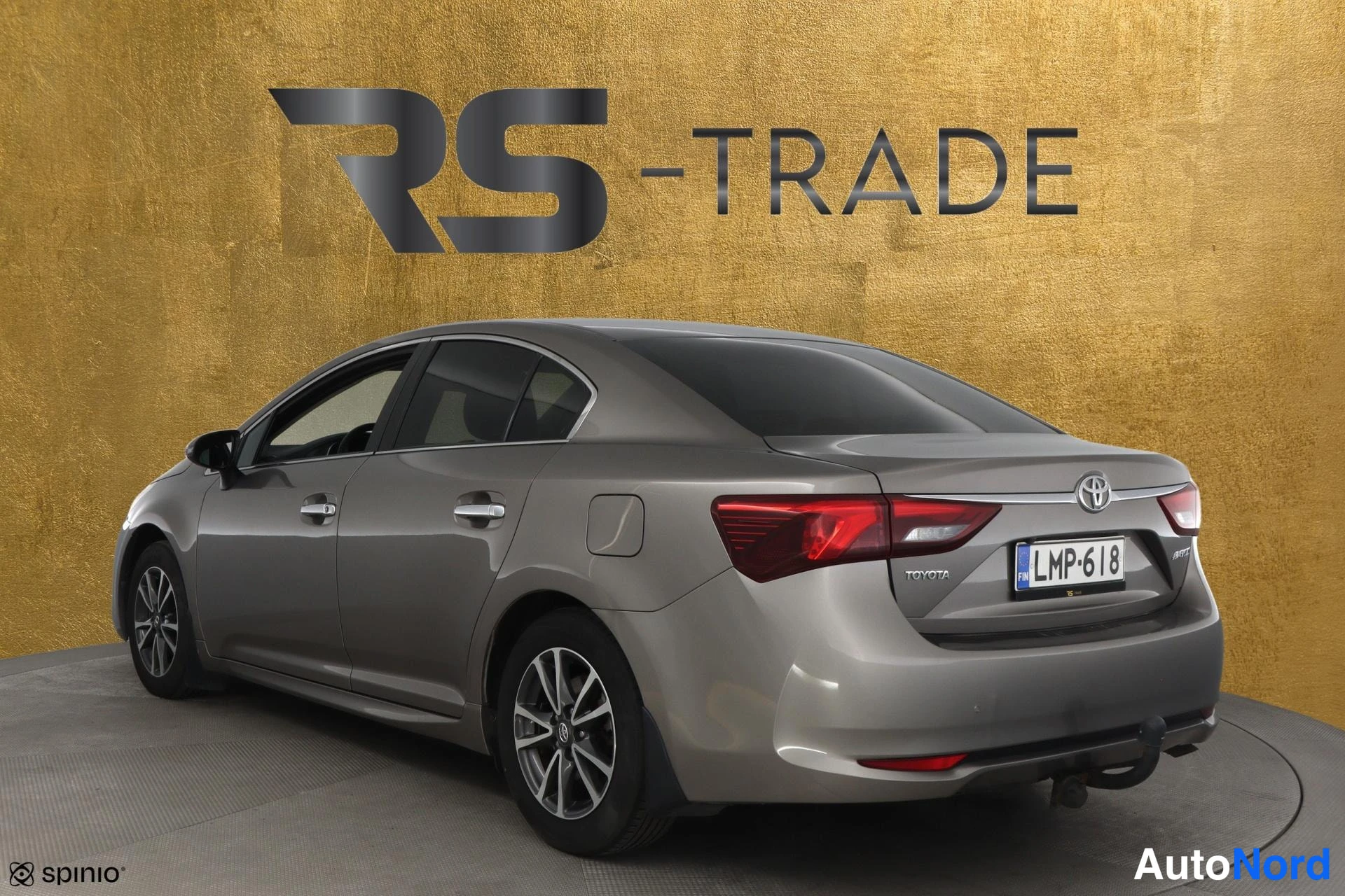 Beige Toyota Avensis 2015, takaviisto, kuva 5