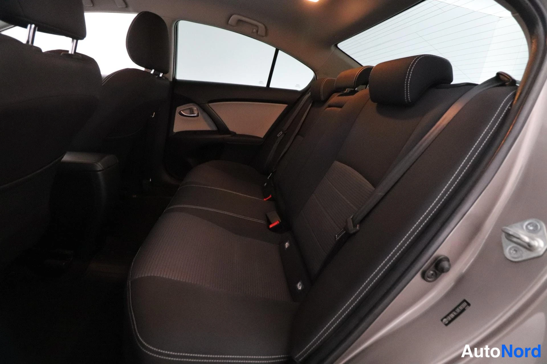 Beige Toyota Avensis 2015, takaistuimet, kuva 14