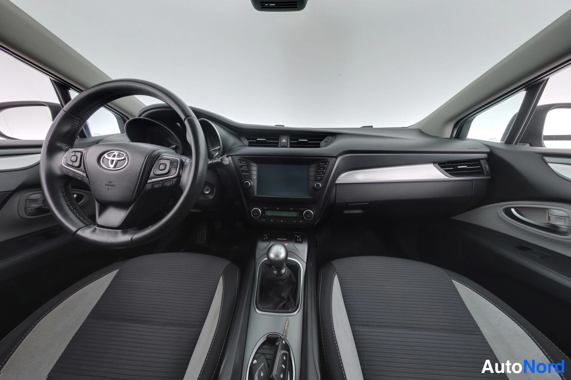 Beige Toyota Avensis 2015, ohjaamo, kuva 7