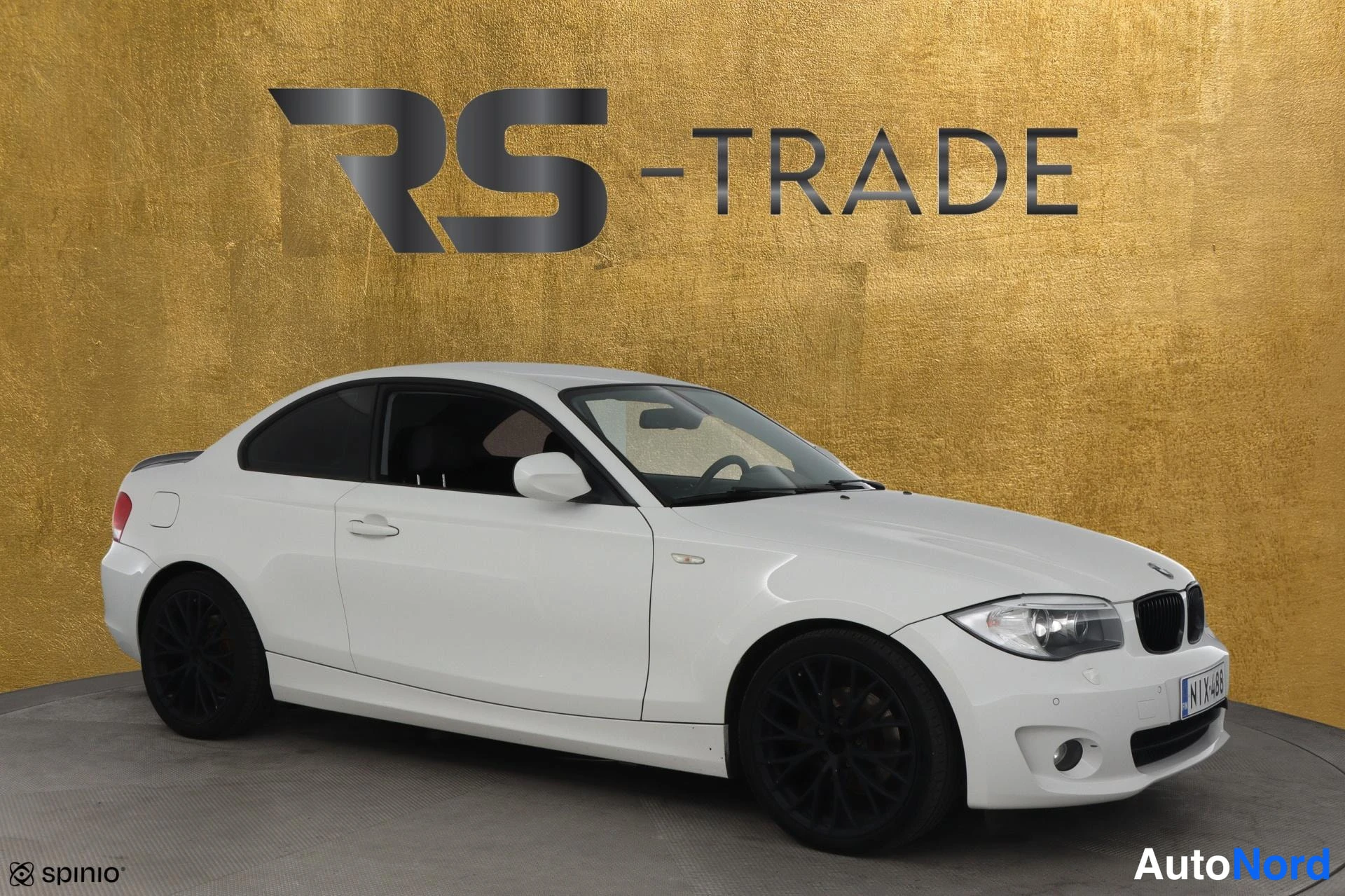 Valkoinen BMW 118d 2012, etuviisto, keula oikealle, kuva 2