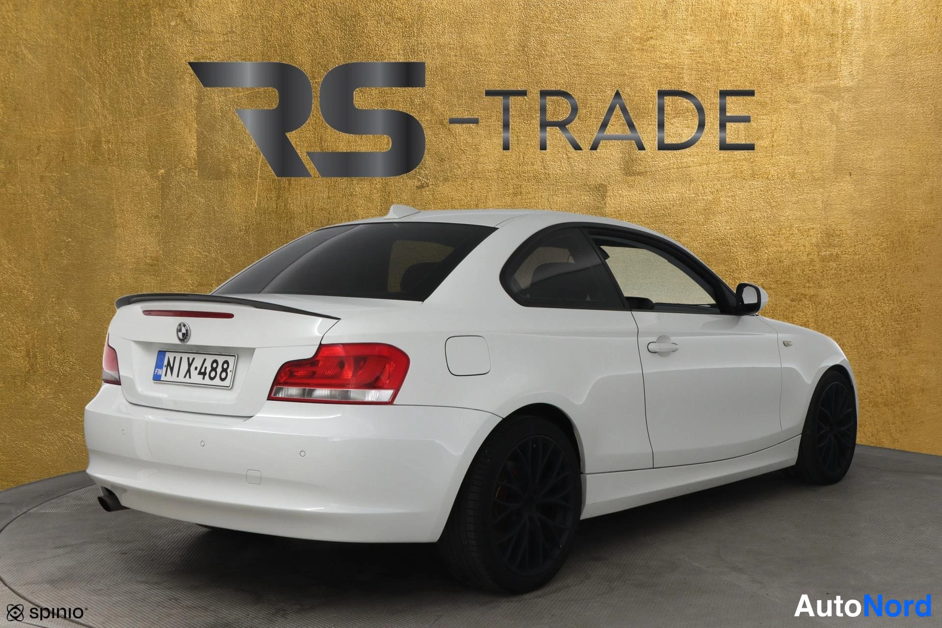 Valkoinen BMW 118d 2012, takaviisto, kuva 4