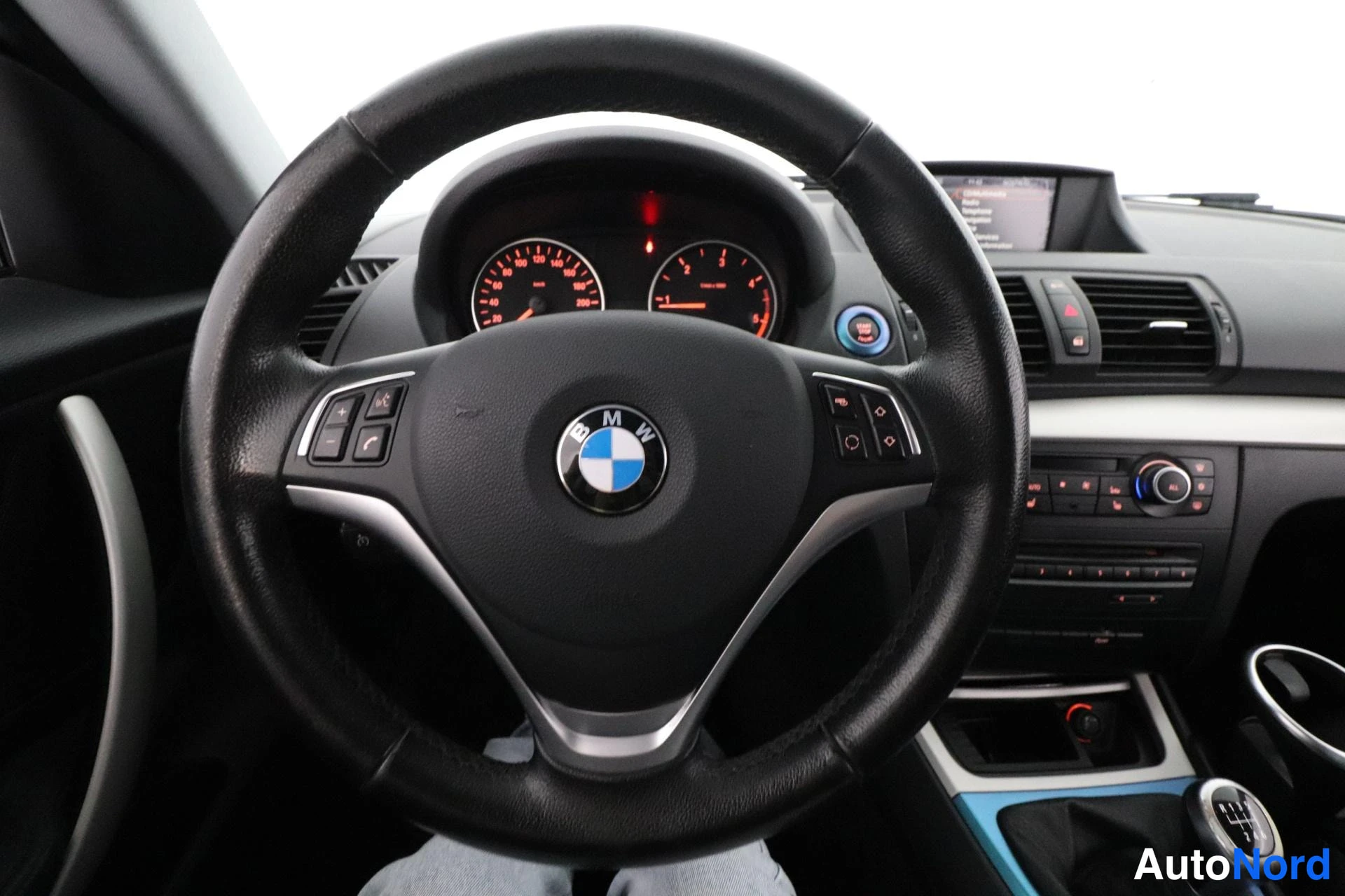 Valkoinen BMW 118d 2012, yksityiskohta, kuva 17