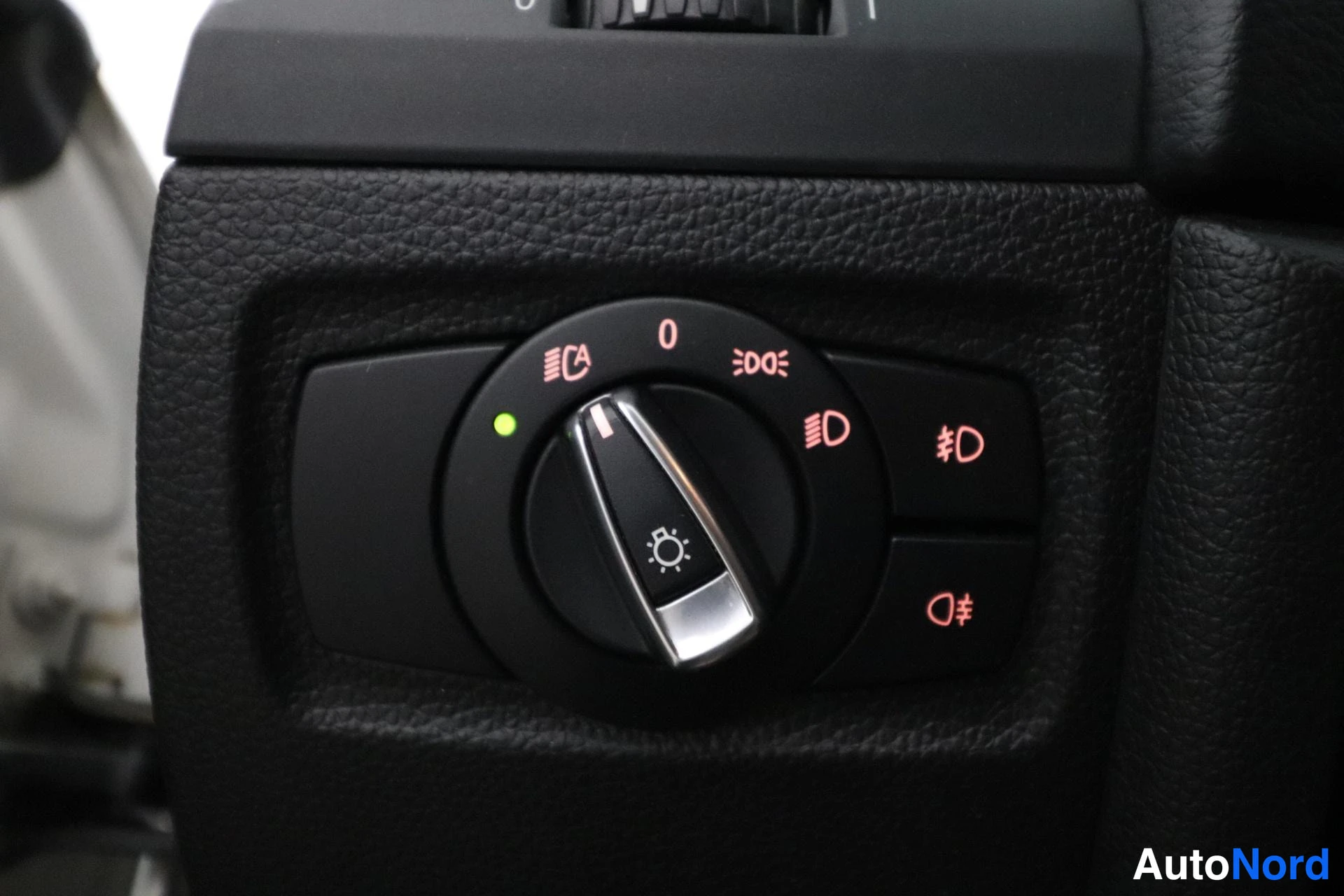 Valkoinen BMW 118d 2012, yksityiskohta, kuva 28