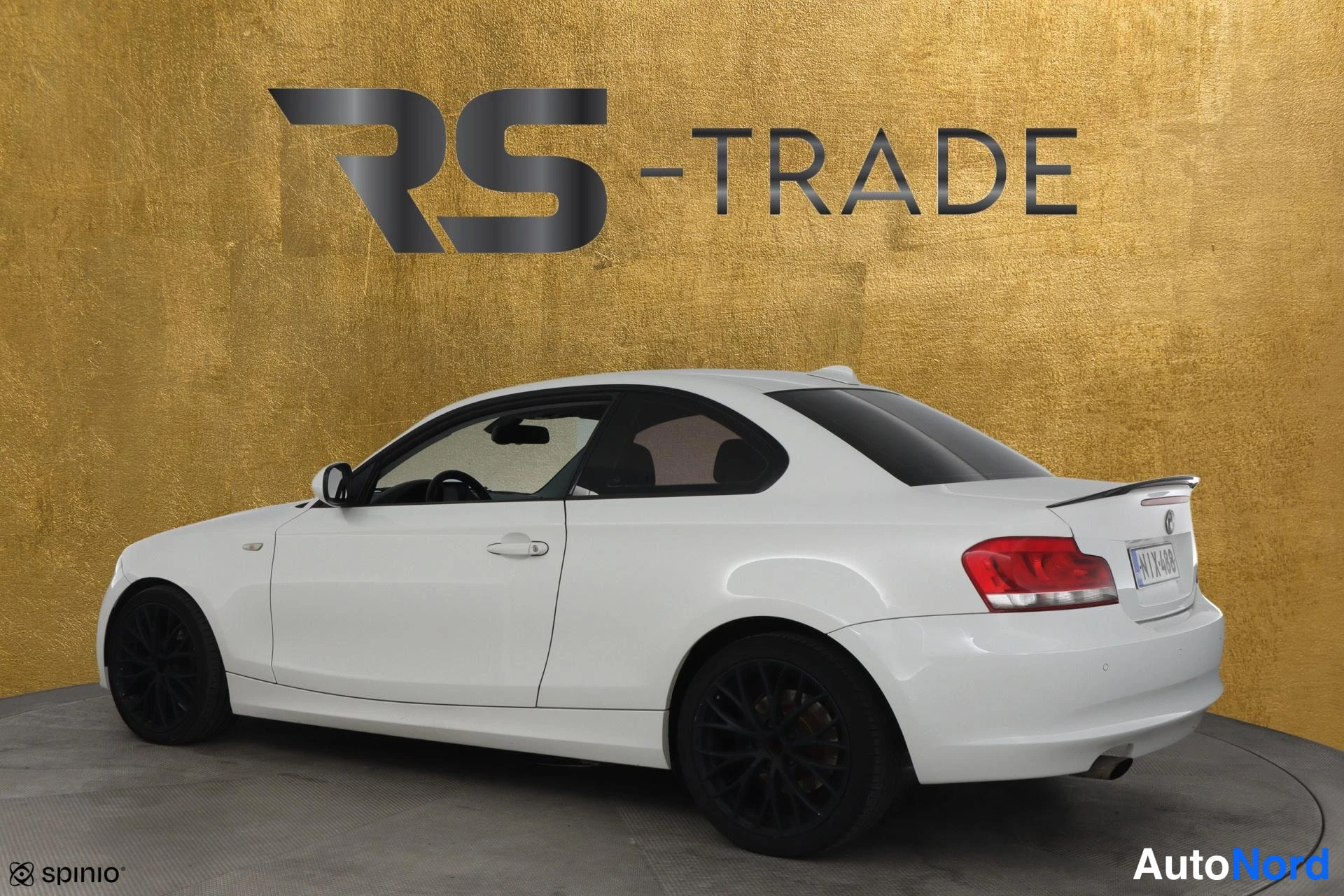 Valkoinen BMW 118d 2012, takaviisto, kuva 6
