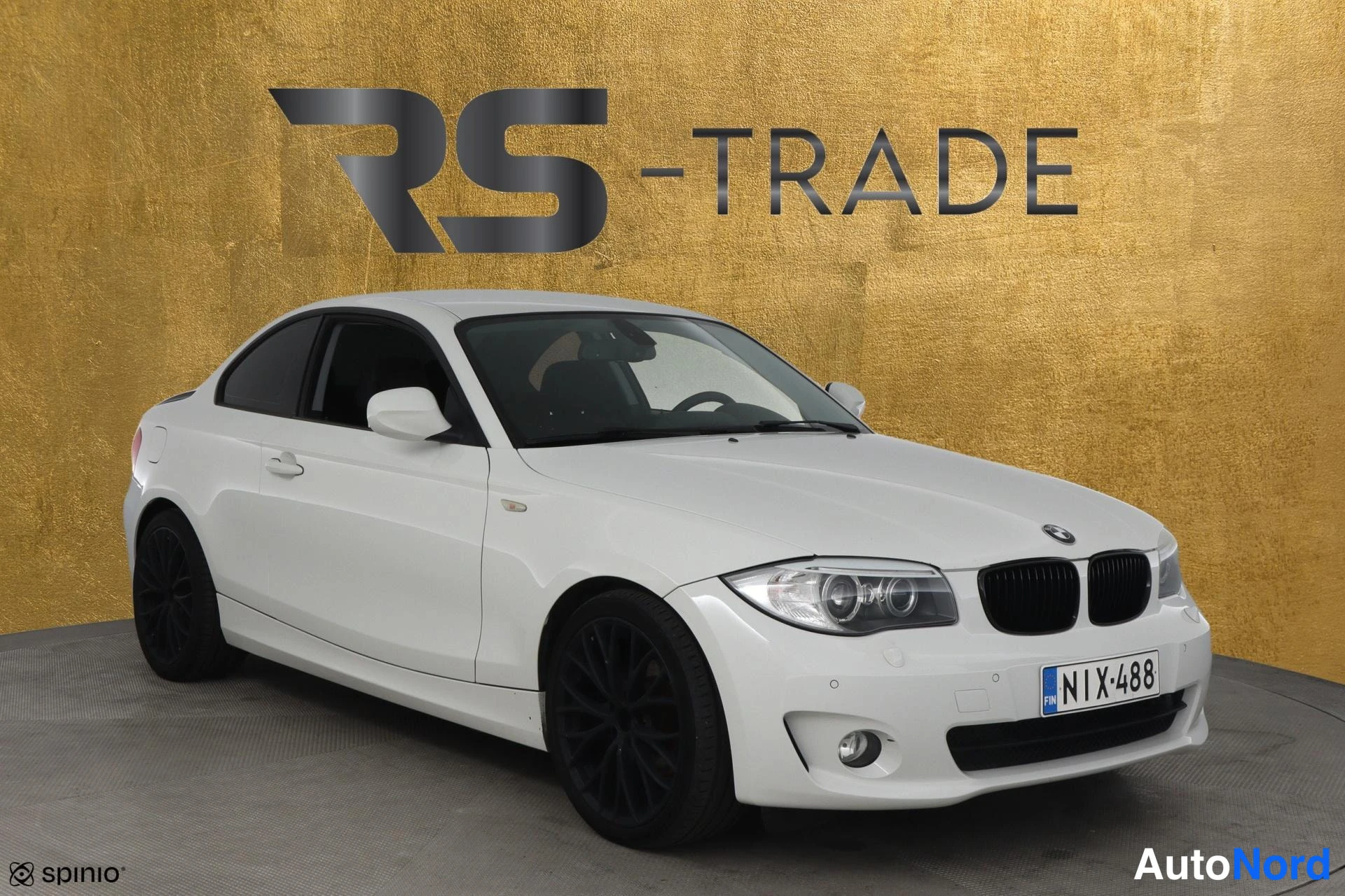 Valkoinen BMW 118d 2012, etuviisto, keula oikealle, kuva 3