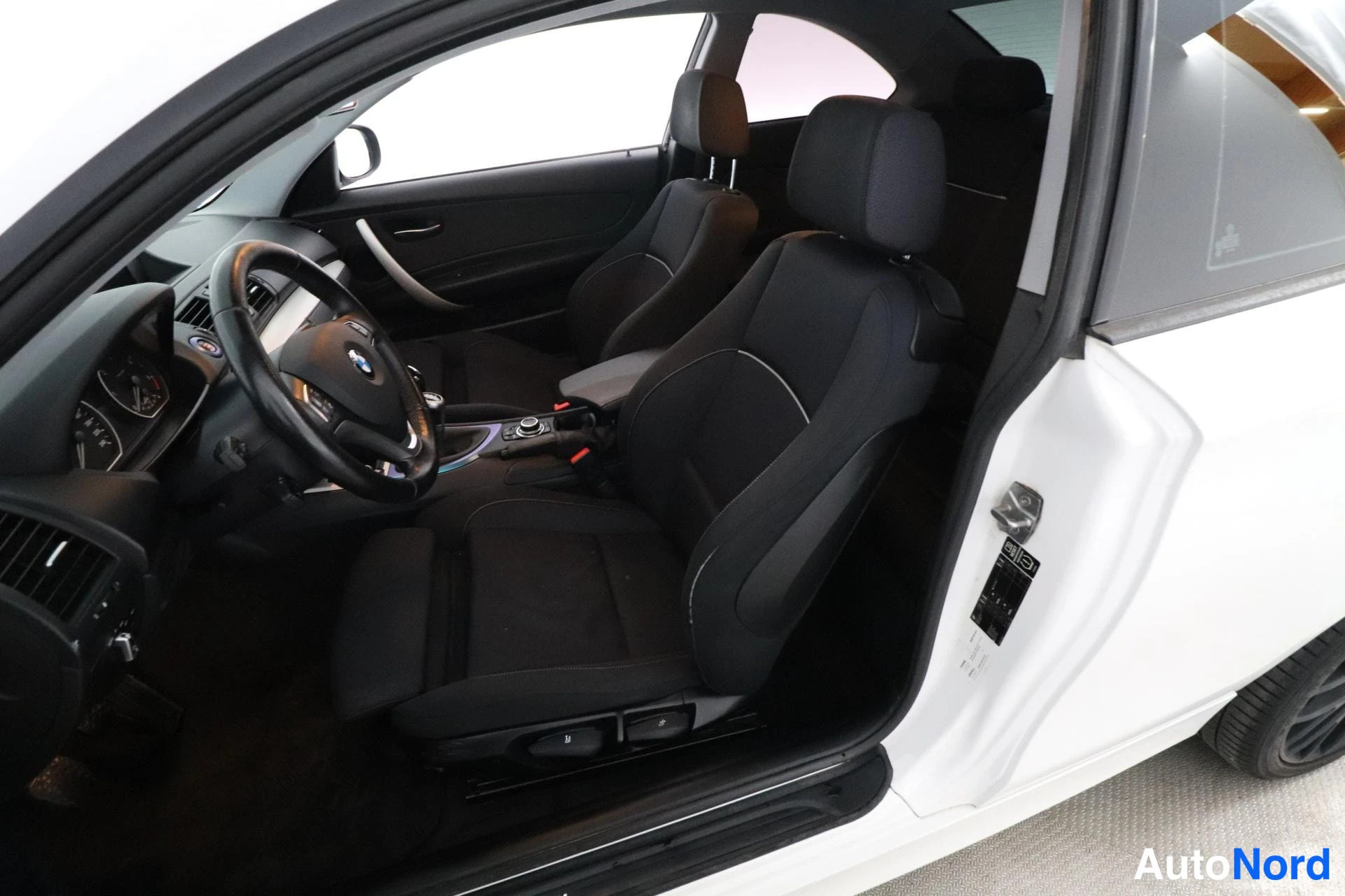Valkoinen BMW 118d 2012, etuistuimet, kuva 13