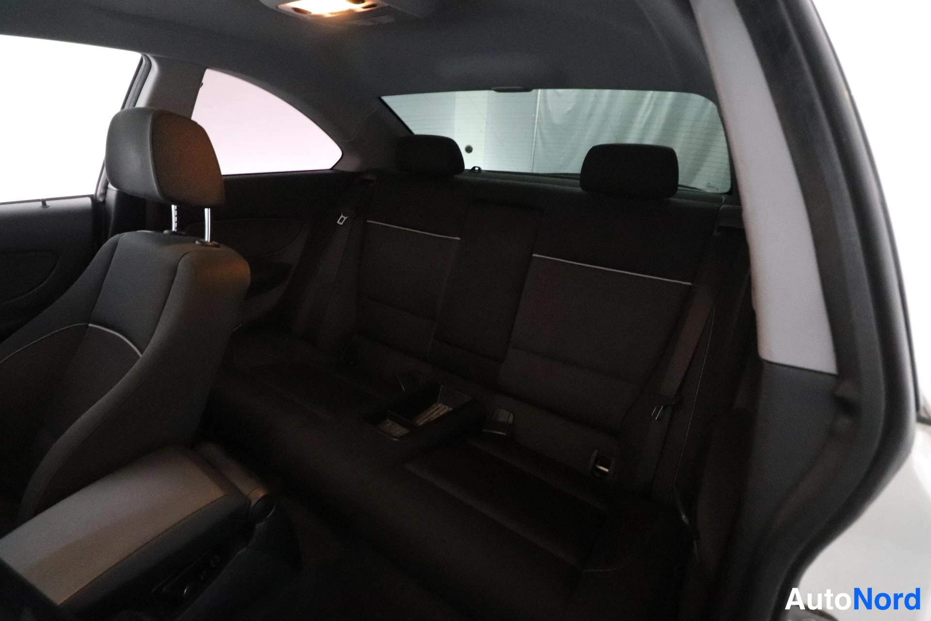 Valkoinen BMW 118d 2012, takaistuimet, kuva 14
