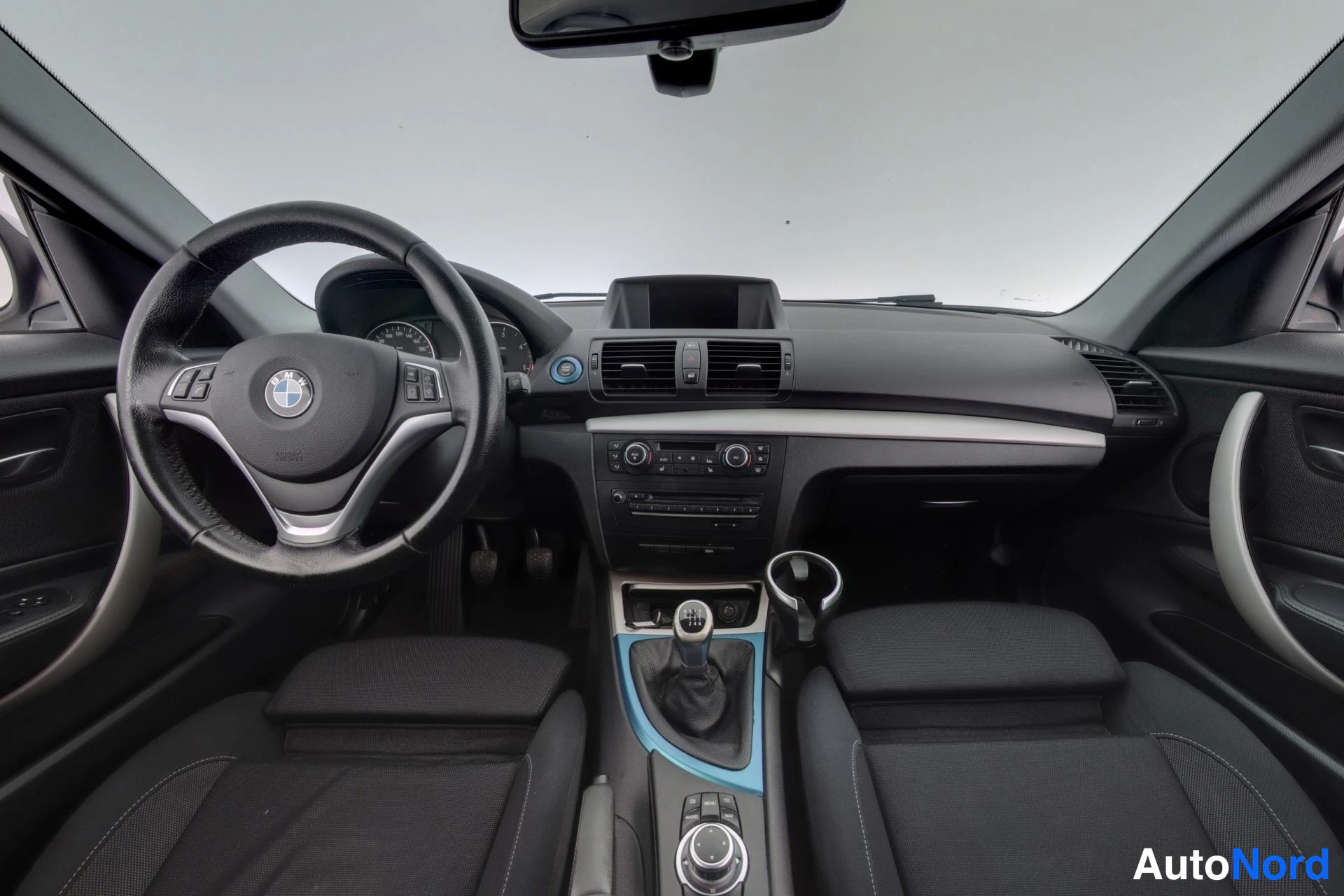 Valkoinen BMW 118d 2012, ohjaamo, kuva 12