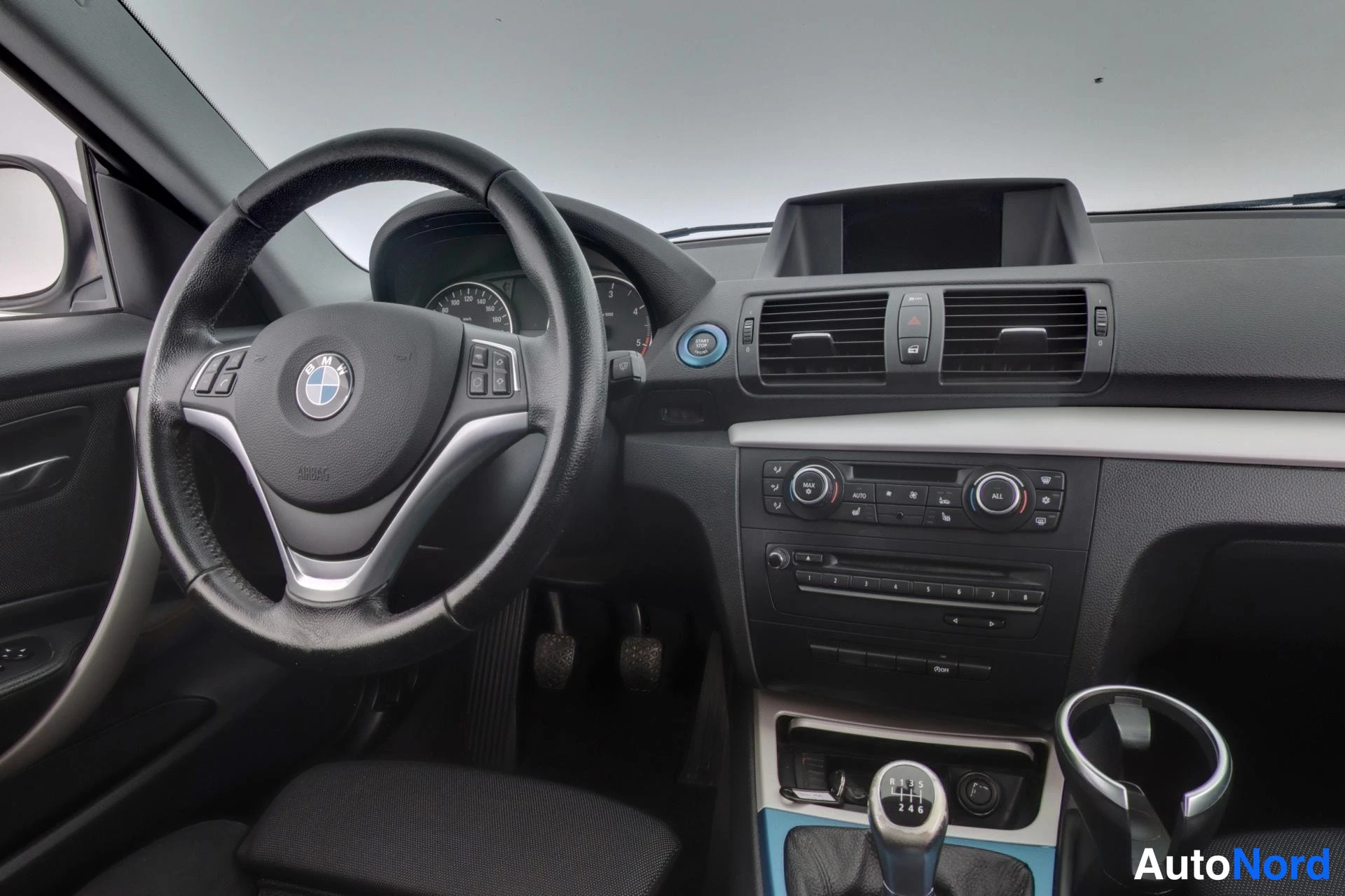 Valkoinen BMW 118d 2012, ohjaamo, kuva 8