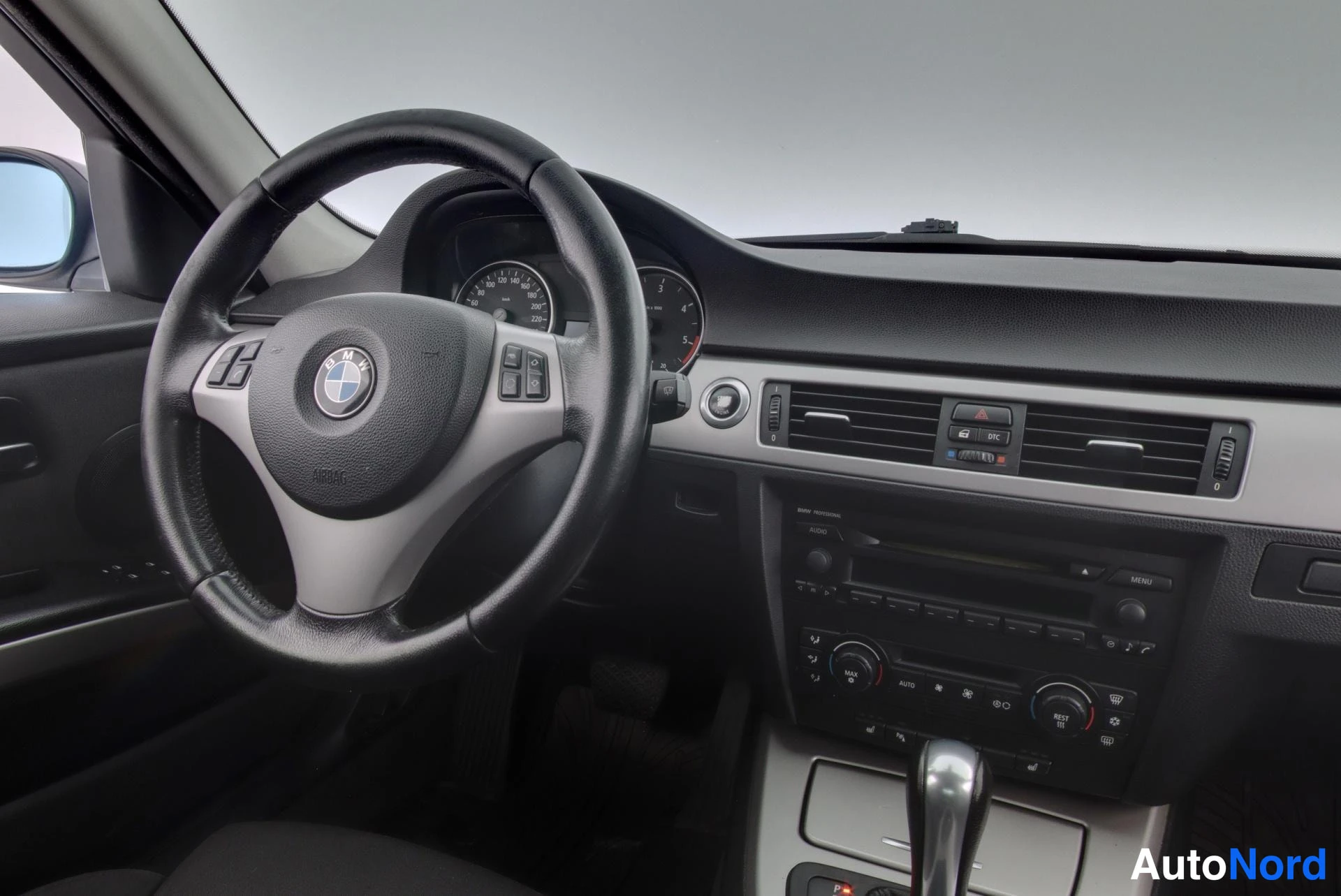 Harmaa BMW 330d xDrive 2006, ohjaamo, kuva 8