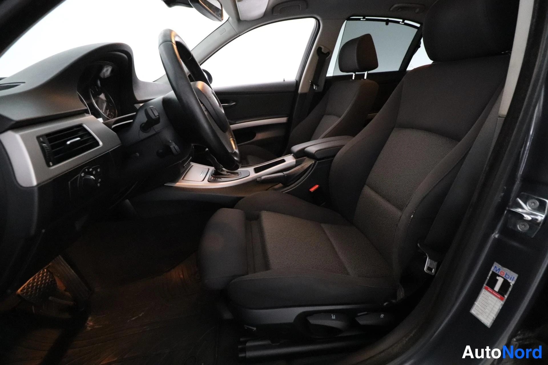 Harmaa BMW 330d xDrive 2006, etuistuimet, kuva 11