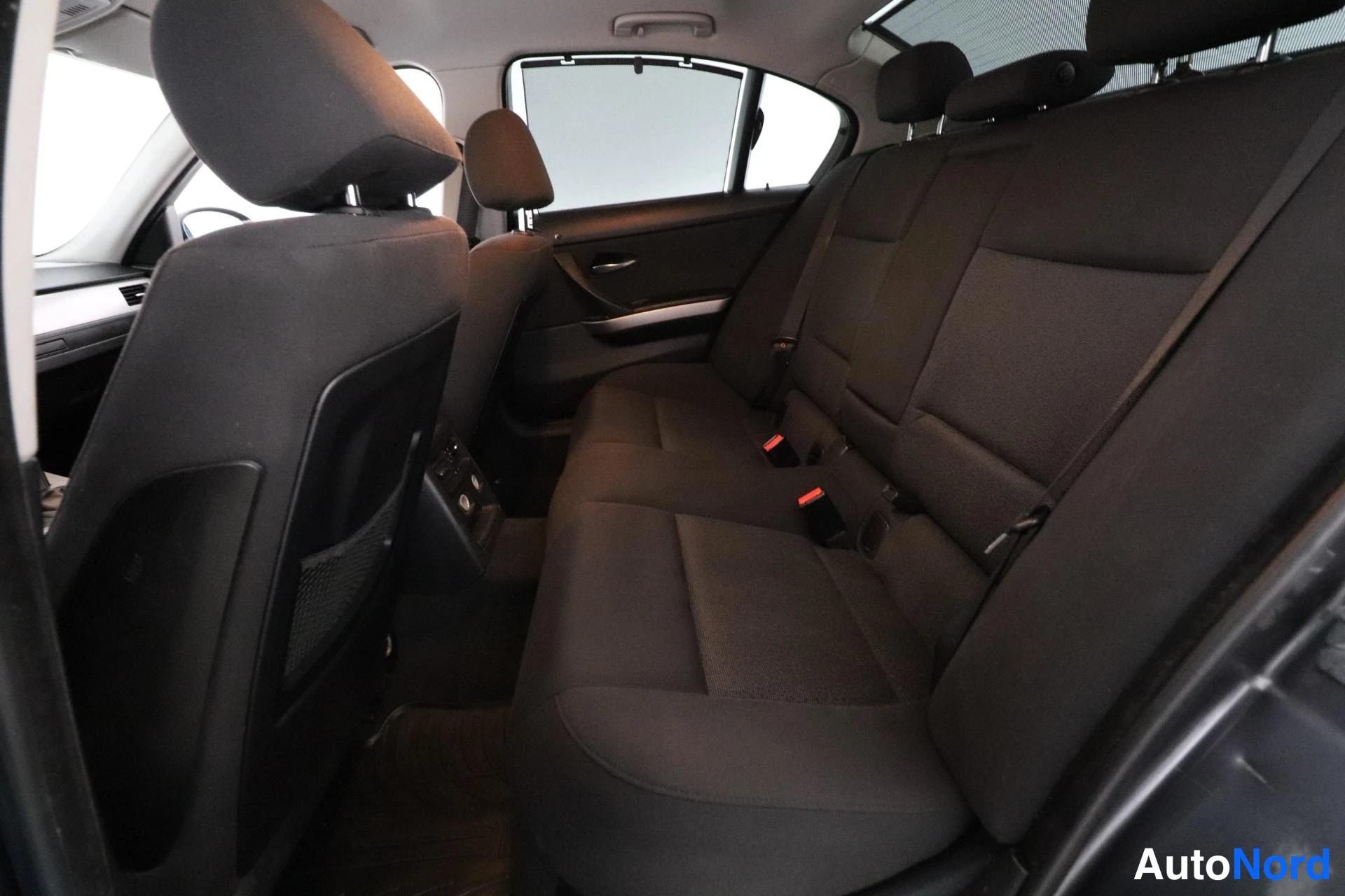 Harmaa BMW 330d xDrive 2006, takaistuimet, kuva 13