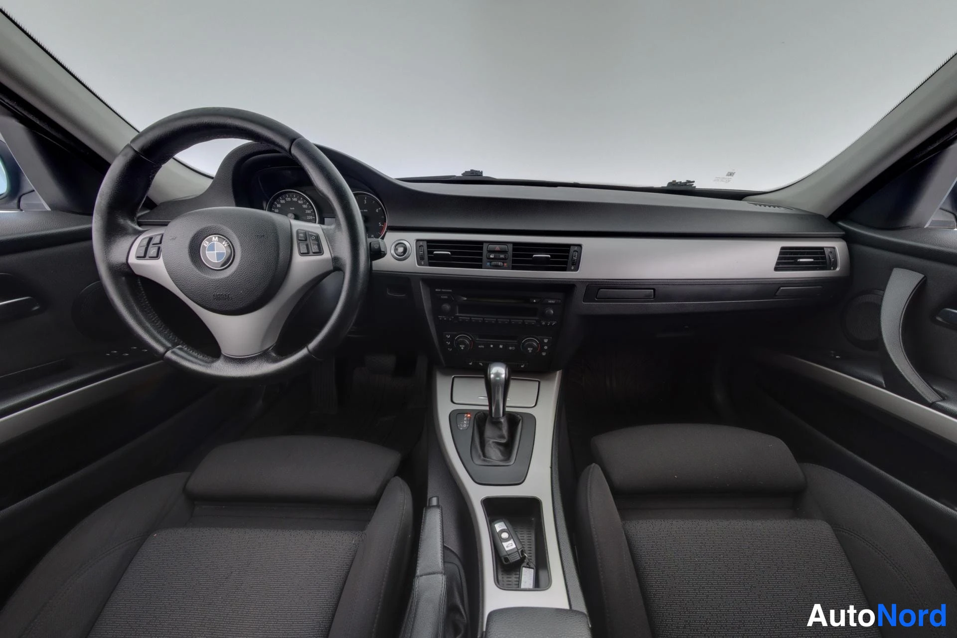 Harmaa BMW 330d xDrive 2006, ohjaamo, kuva 7