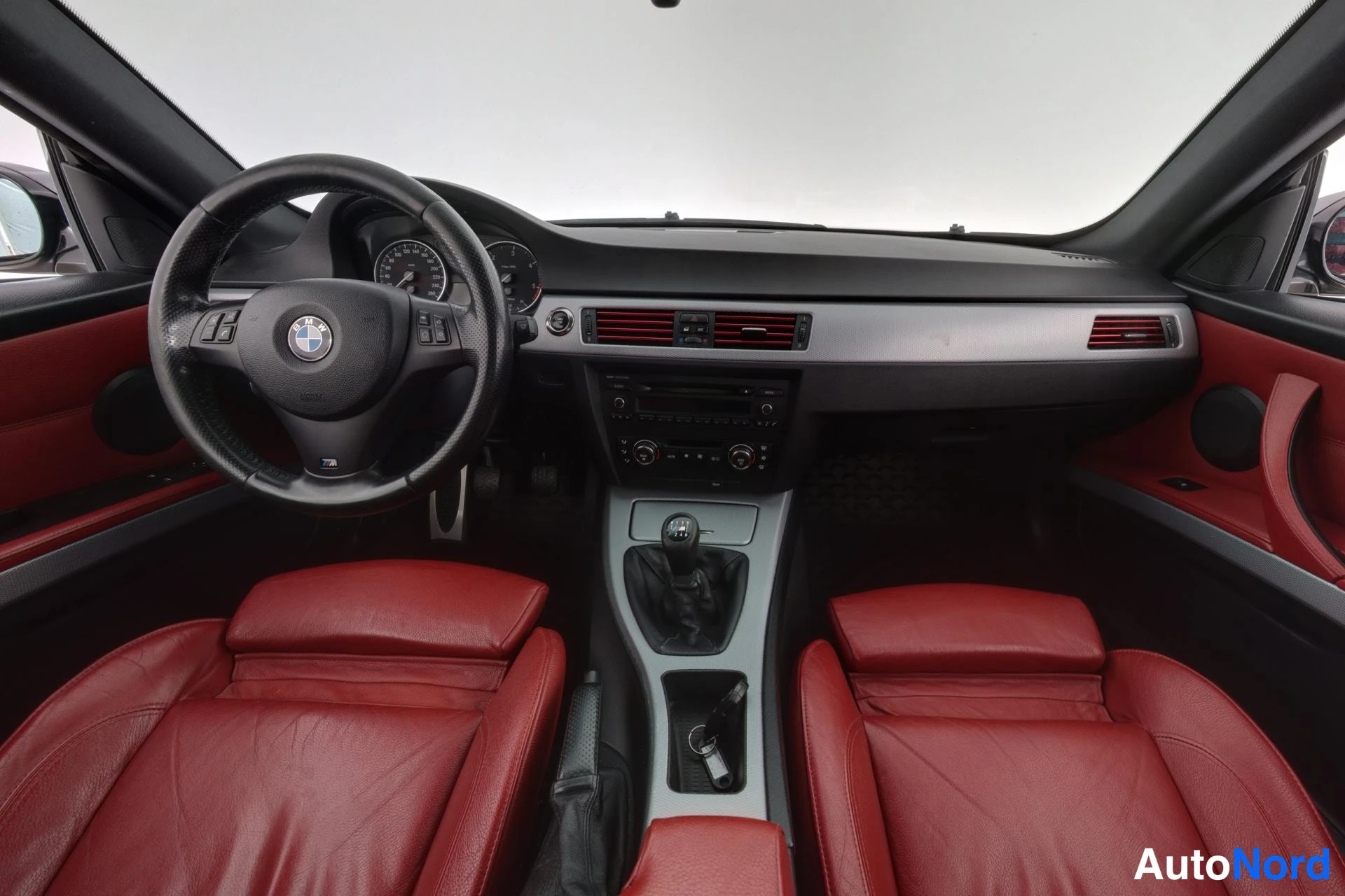 Harmaa BMW 320d 2008, ohjaamo, kuva 7