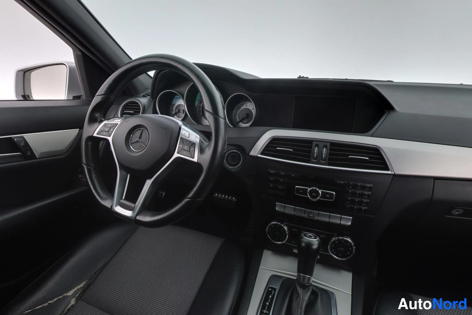 Harmaa Mercedes-Benz C 2011, ohjaamo, kuva 8