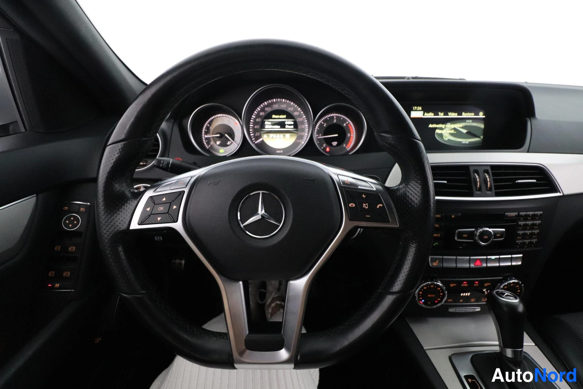 Harmaa Mercedes-Benz C 2011, ohjaamo, kuva 9