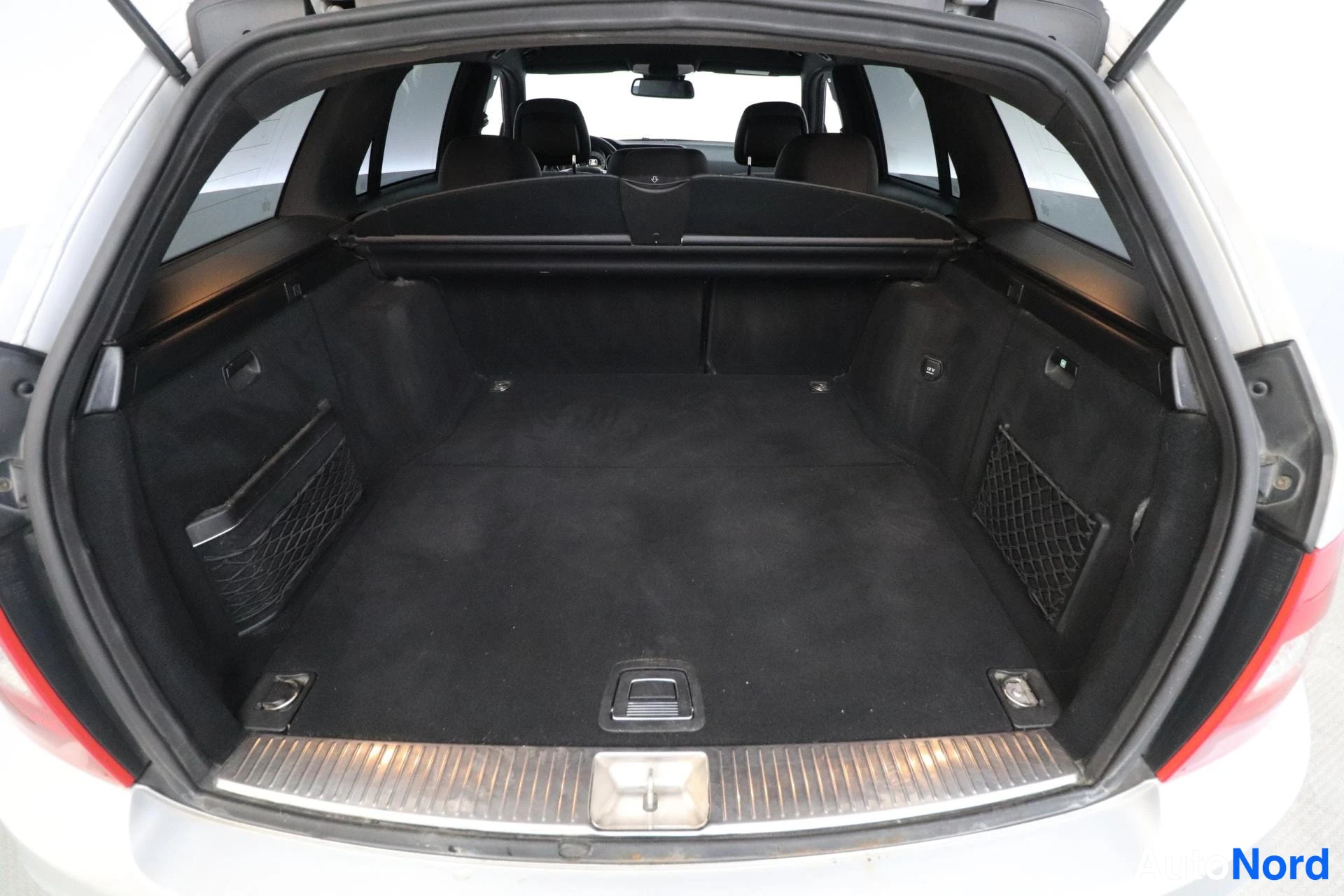 Harmaa Mercedes-Benz C 2011, tavaratila, kuva 15