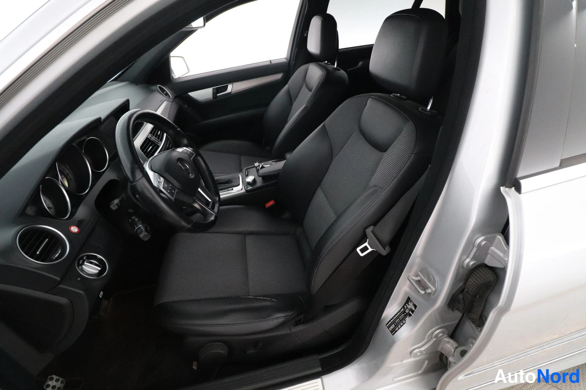 Harmaa Mercedes-Benz C 2011, etuistuimet, kuva 12