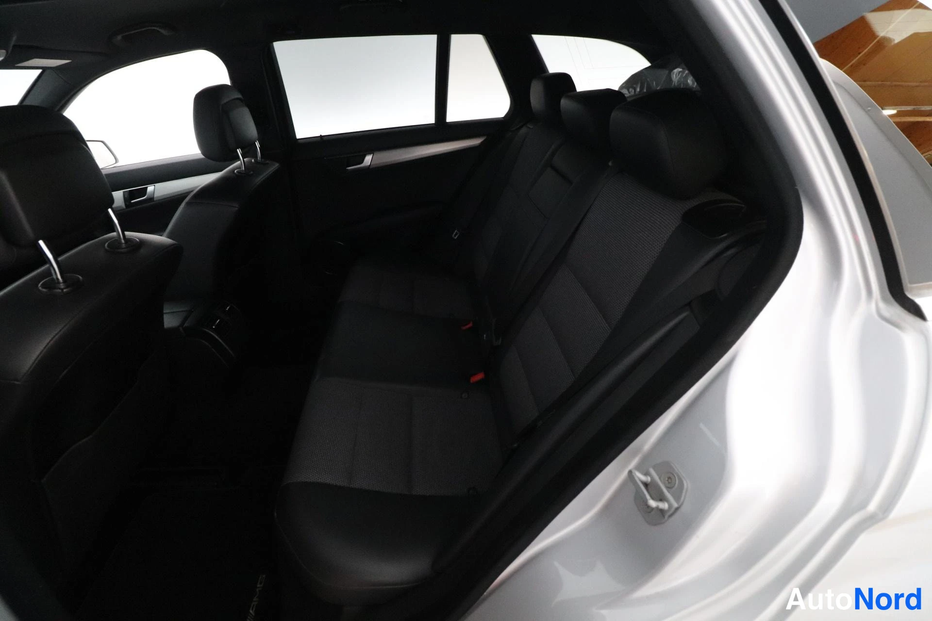 Harmaa Mercedes-Benz C 2011, takaistuimet, kuva 14