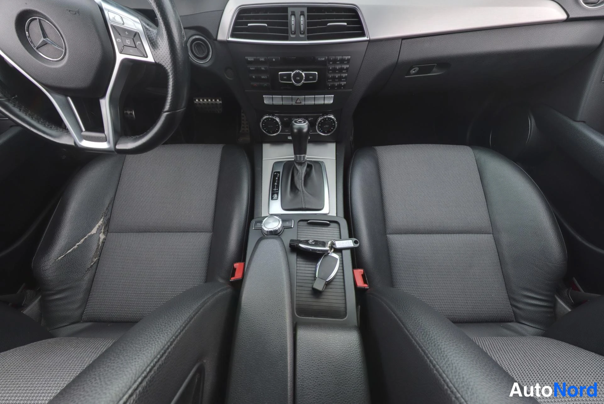 Harmaa Mercedes-Benz C 2011, etuistuimet, kuva 13