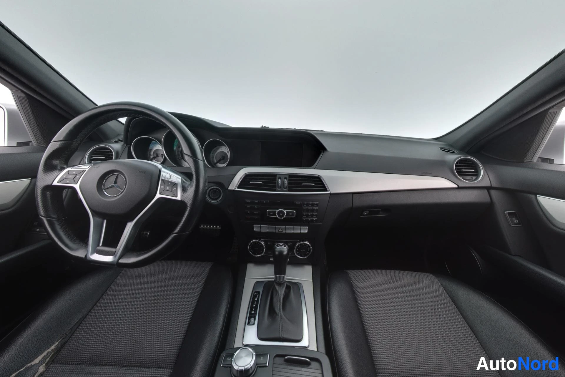 Harmaa Mercedes-Benz C 2011, ohjaamo, kuva 7