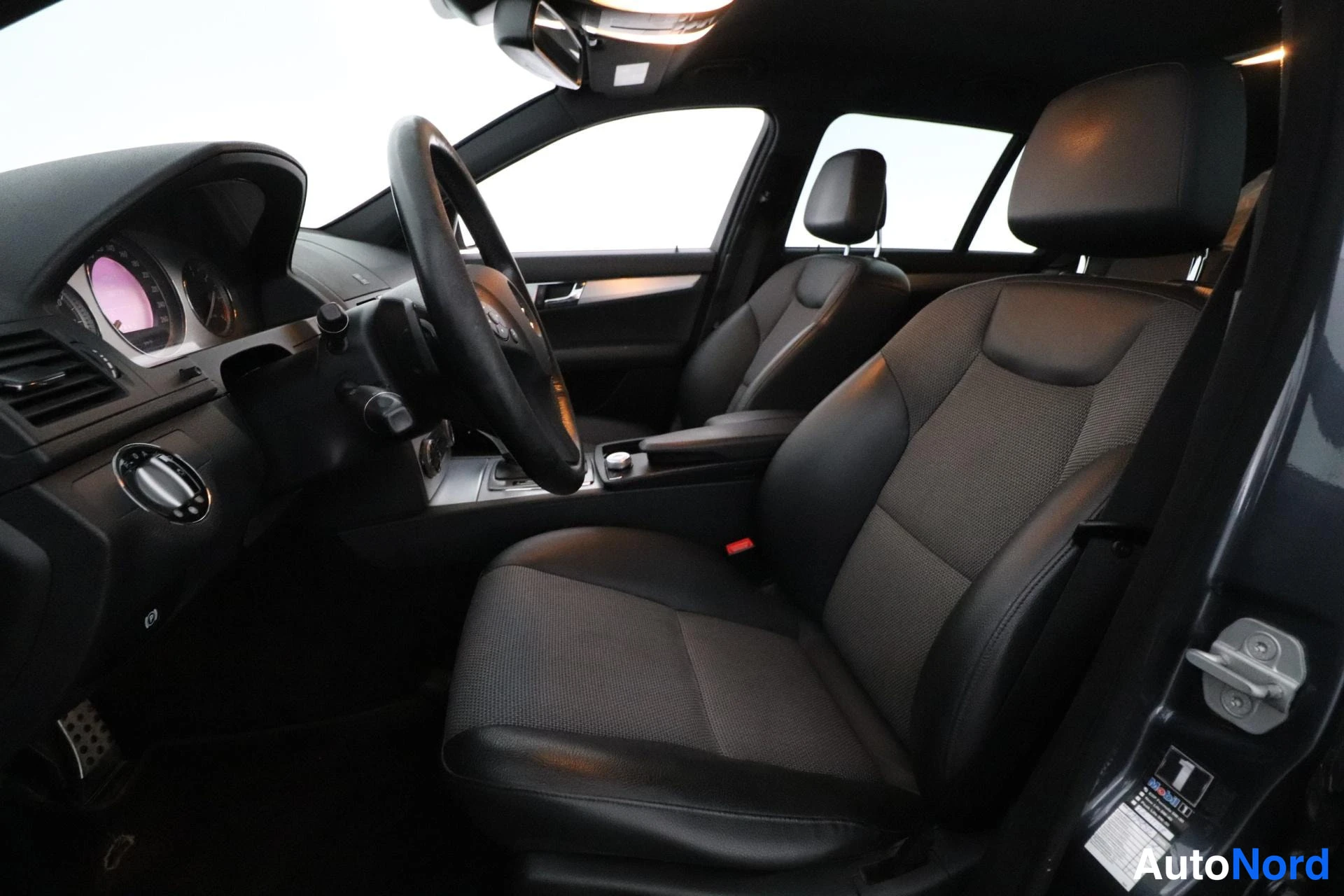 Harmaa Mercedes-Benz C 2008, etuistuimet, kuva 9