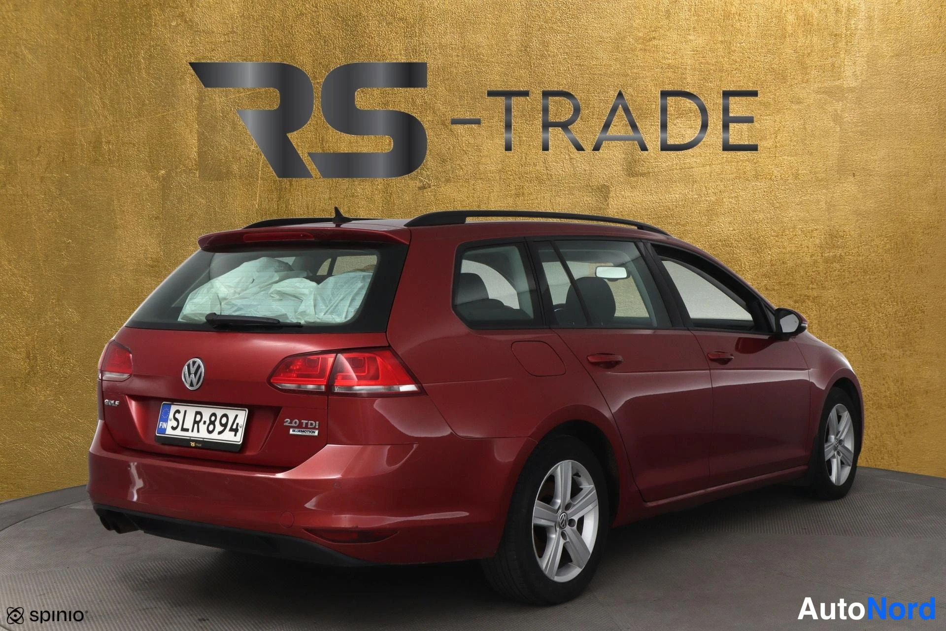 Punainen Volkswagen Golf 2014, takaviisto, kuva 4