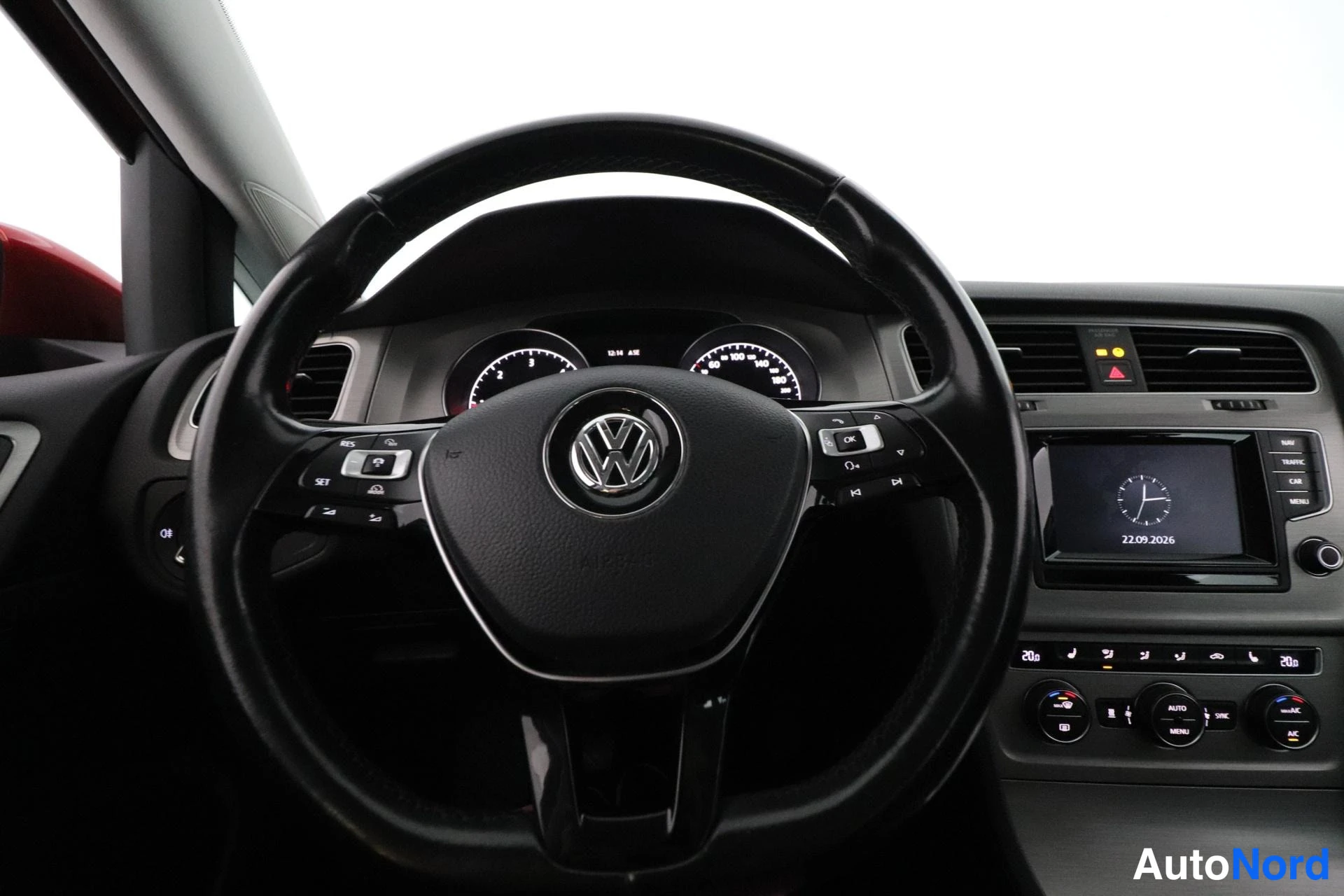Punainen Volkswagen Golf 2014, ohjaamo, kuva 9